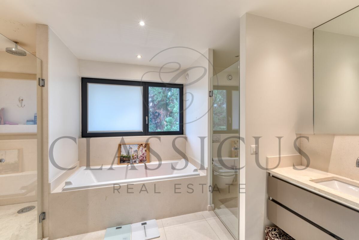 Modernes Badezimmer mit Badewanne und Fenster