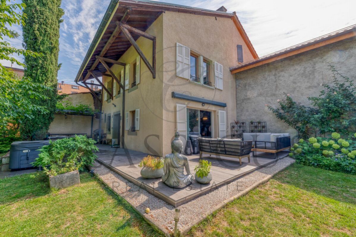 Außenansicht mit Garten und Terrasse