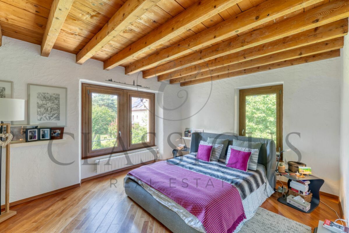 Gemütliches Schlafzimmer mit Holzbalkendecke
