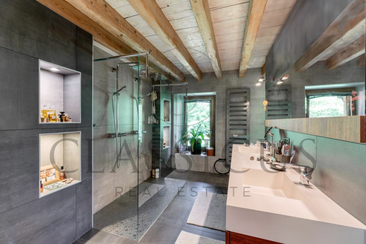 Modernes Badezimmer mit Holzbalkendecke