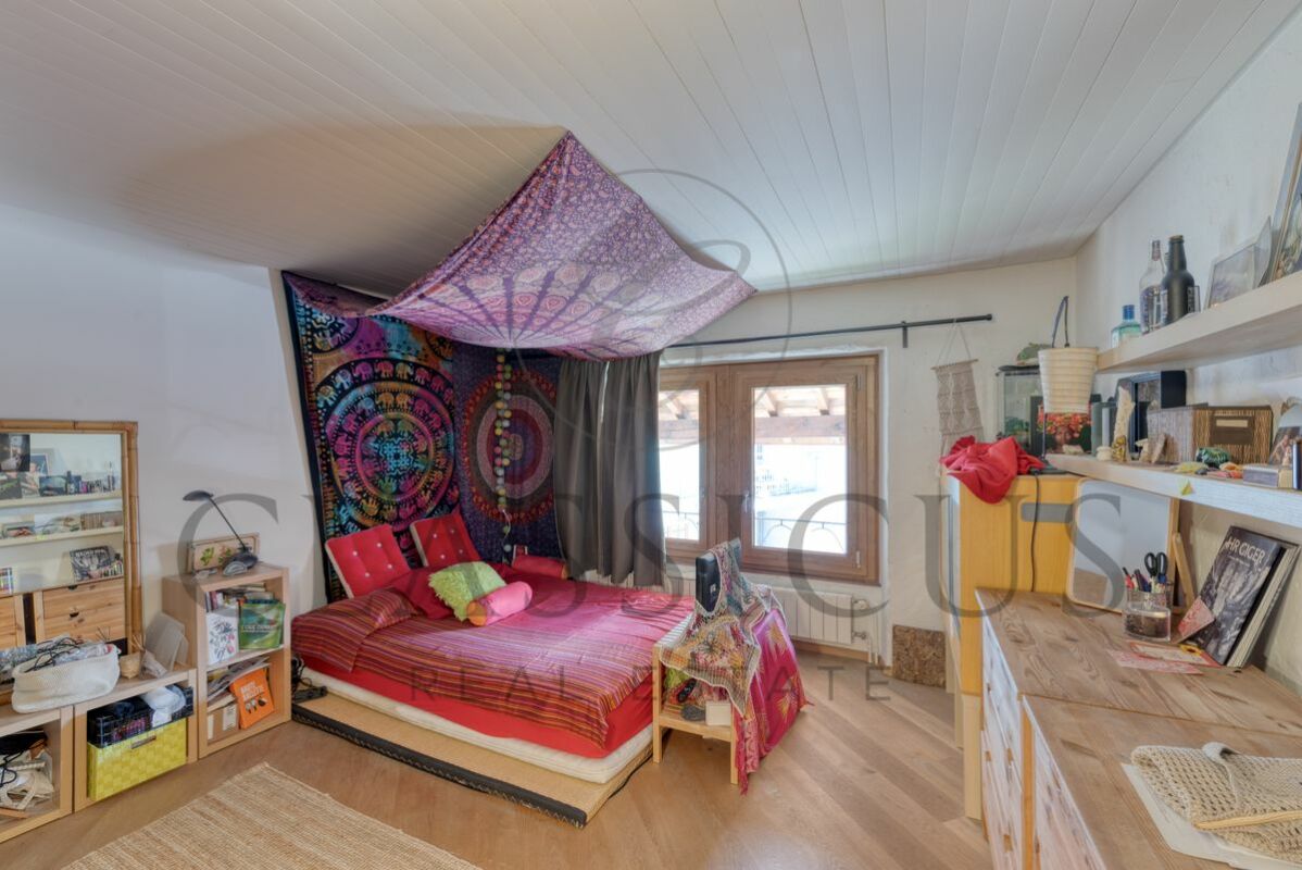Gemütliches Schlafzimmer mit farbenfroher Dekoration