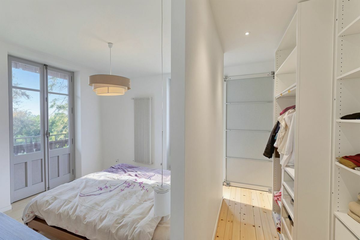 Schlafzimmer mit Ankleide und Balkonzugang