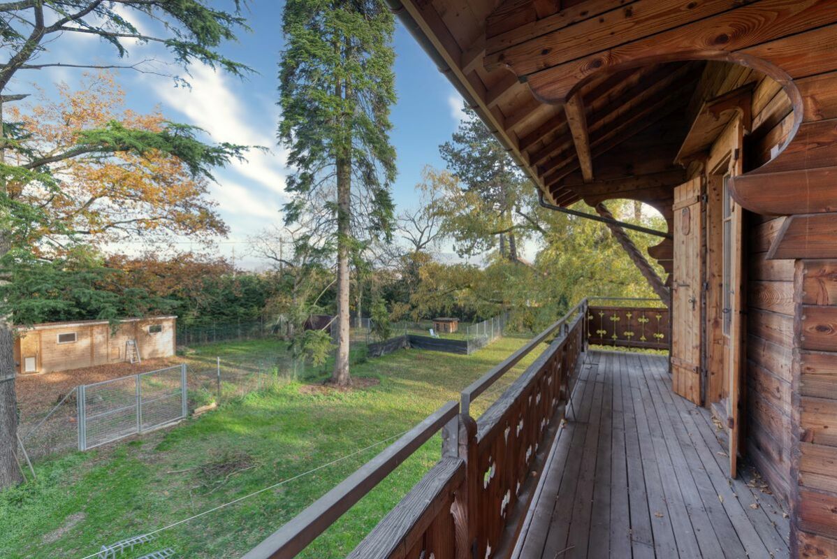 Holzbalkon mit Gartenblick