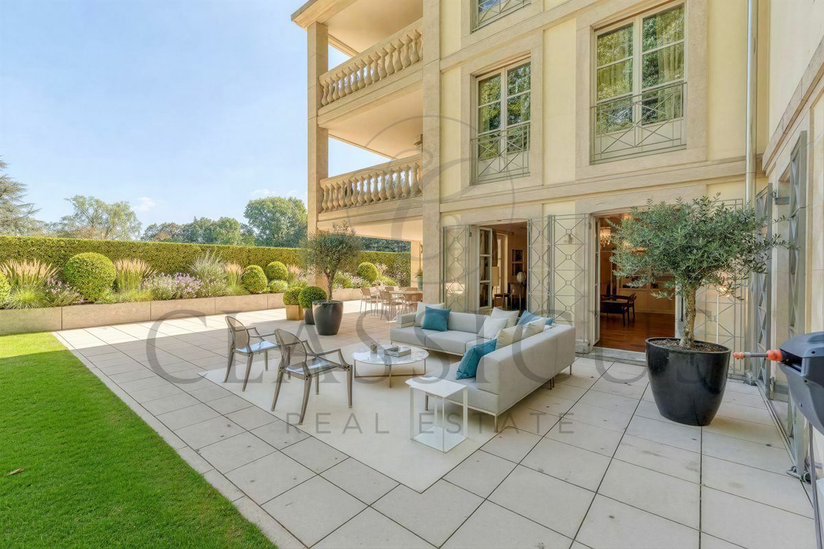 Luxuriöse Gartenterrasse an einer klassischen Villa