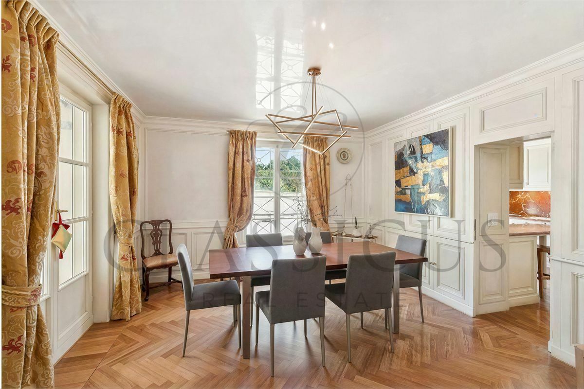 Eleganter Essbereich mit klassischer Wandvertäfelung