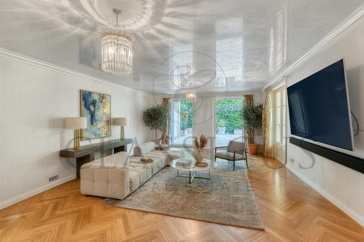 Elegantes Wohnzimmer mit Terrasse und Gartenblick