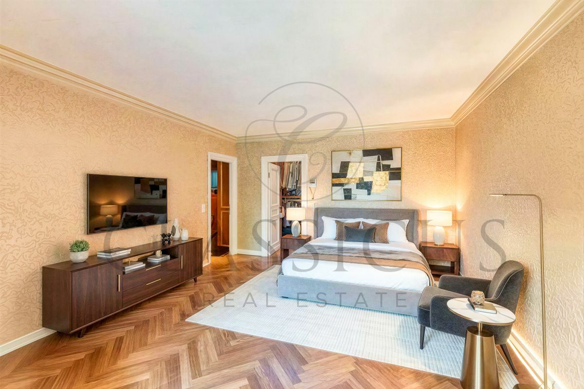 Schlafzimmer mit eleganter Einrichtung
