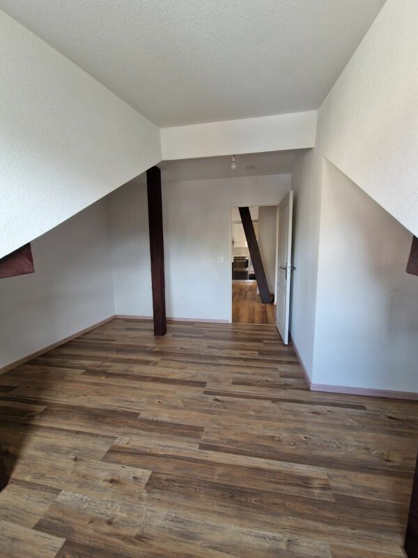 Schlichtes Dachzimmer mit Holzfußboden