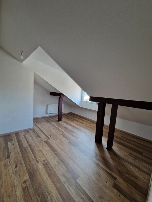 Dachgeschosszimmer mit Holzoptik-Boden