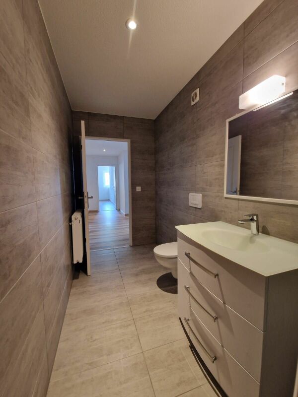 Modernes Badezimmer mit schmalem Grundriss