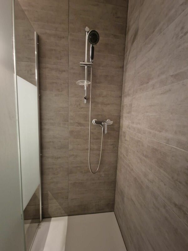 Begehbare Dusche mit Glasabtrennung