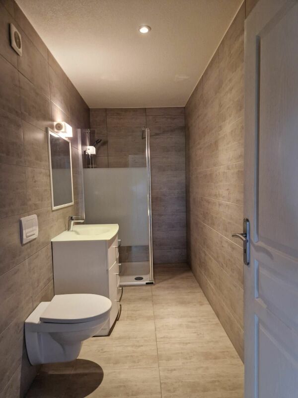 Schmales modernes Badezimmer