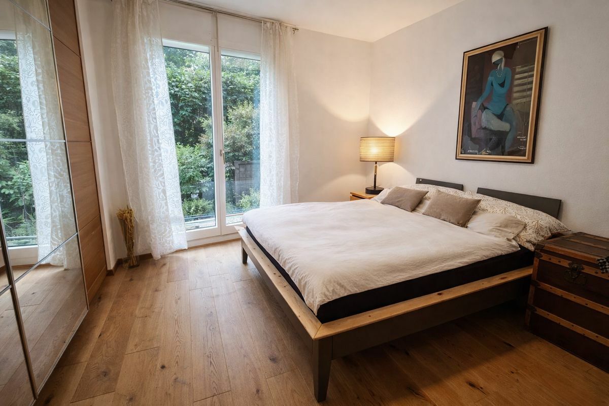 Helles Schlafzimmer mit Balkonblick