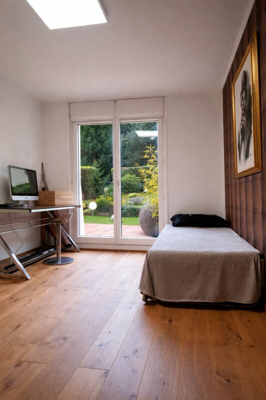Hell eingerichtetes Zimmer mit Gartenblick