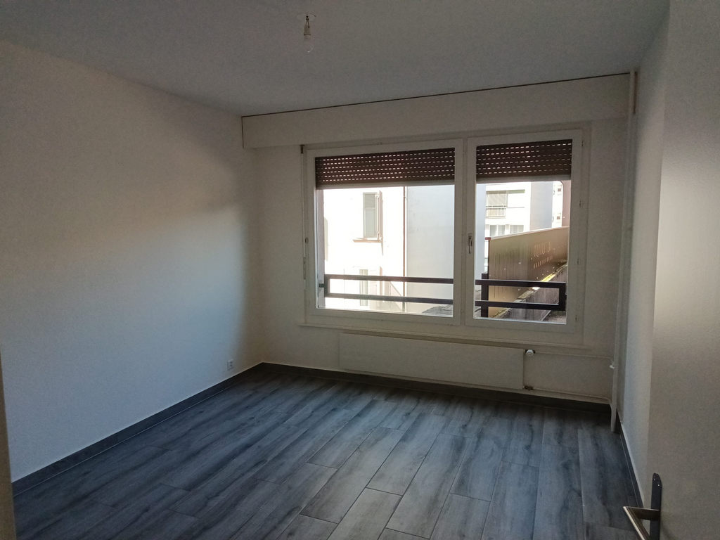 Leerer heller Raum mit großem Fenster zum Balkon