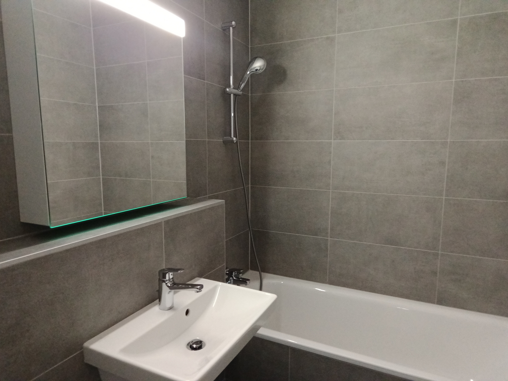 Modernes Badezimmer mit Badewanne und Waschtisch