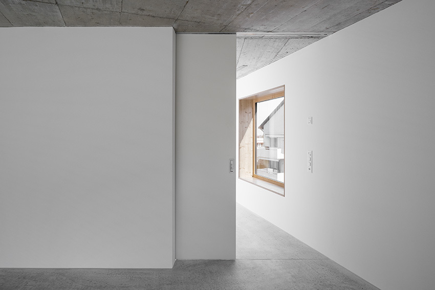 Minimalistischer Innenraum mit Beton- und Weißflächen
