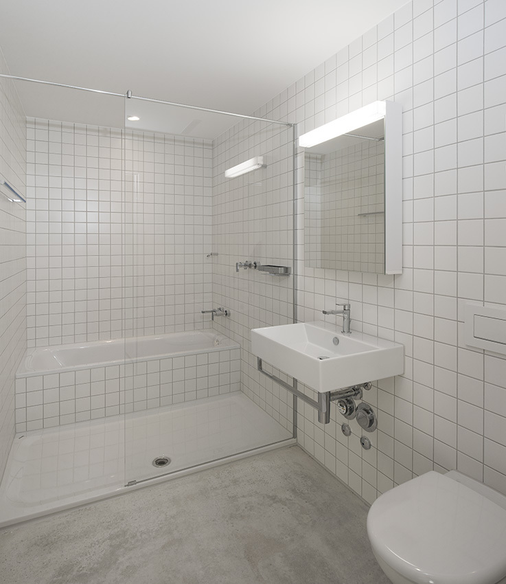 Modernes Badezimmer mit Badewanne, Walk-in-Dusche und Waschbecken