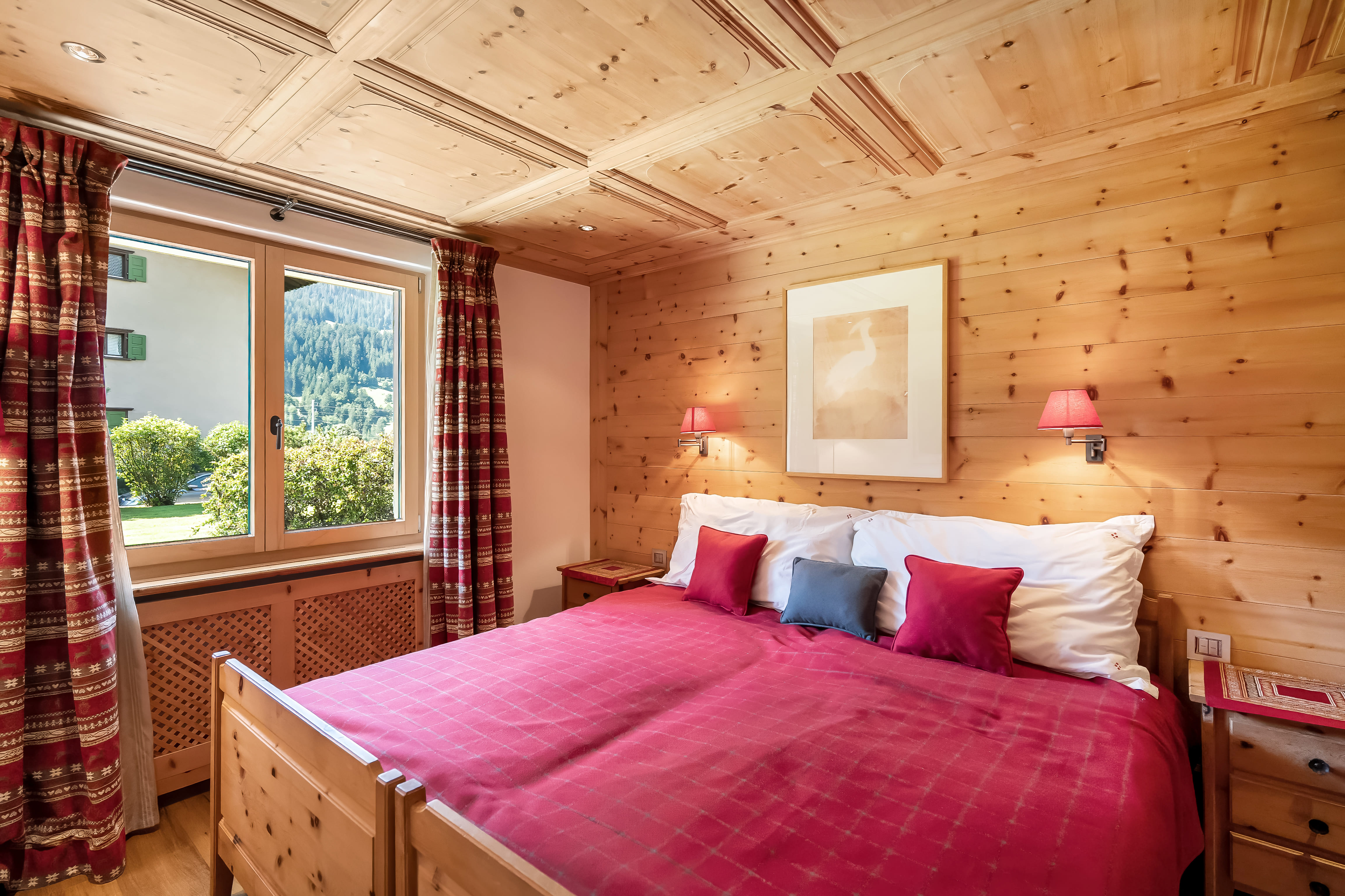 Gemütliches Schlafzimmer im alpinen Holzstil