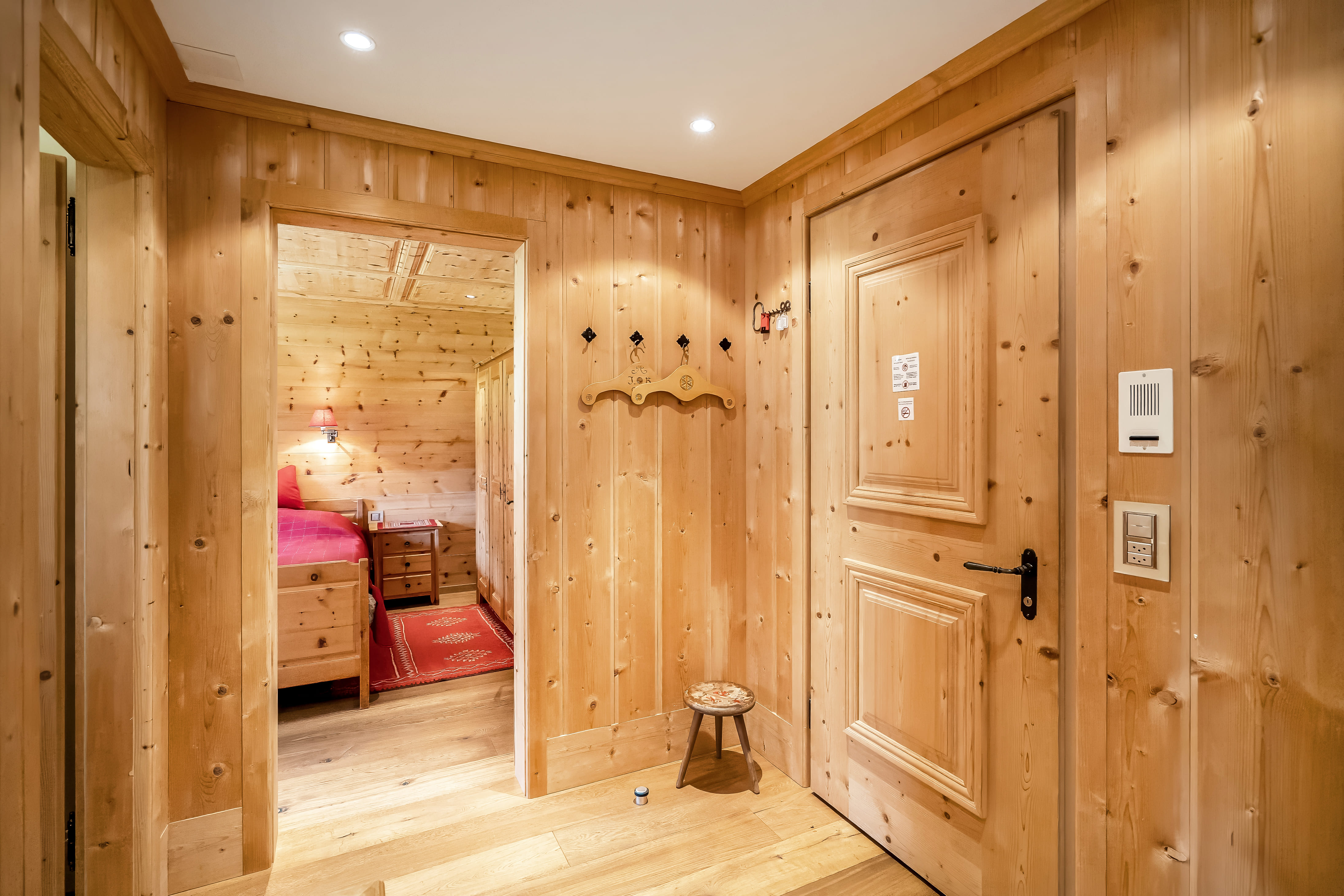 Holzvertäfelter Eingangsbereich mit Blick in ein Schlafzimmer