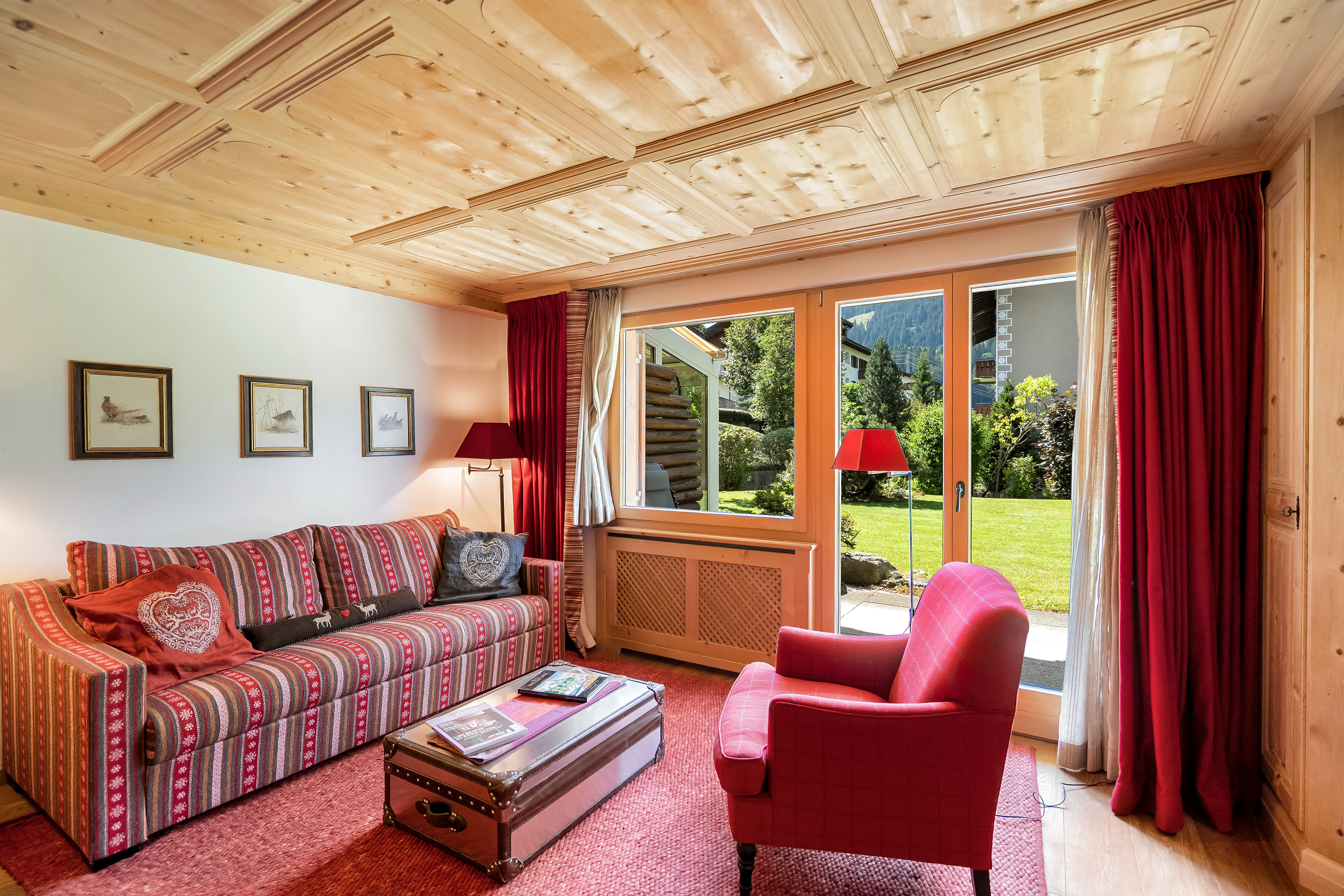 Gemütliches Chalet-Wohnzimmer mit Bergblick