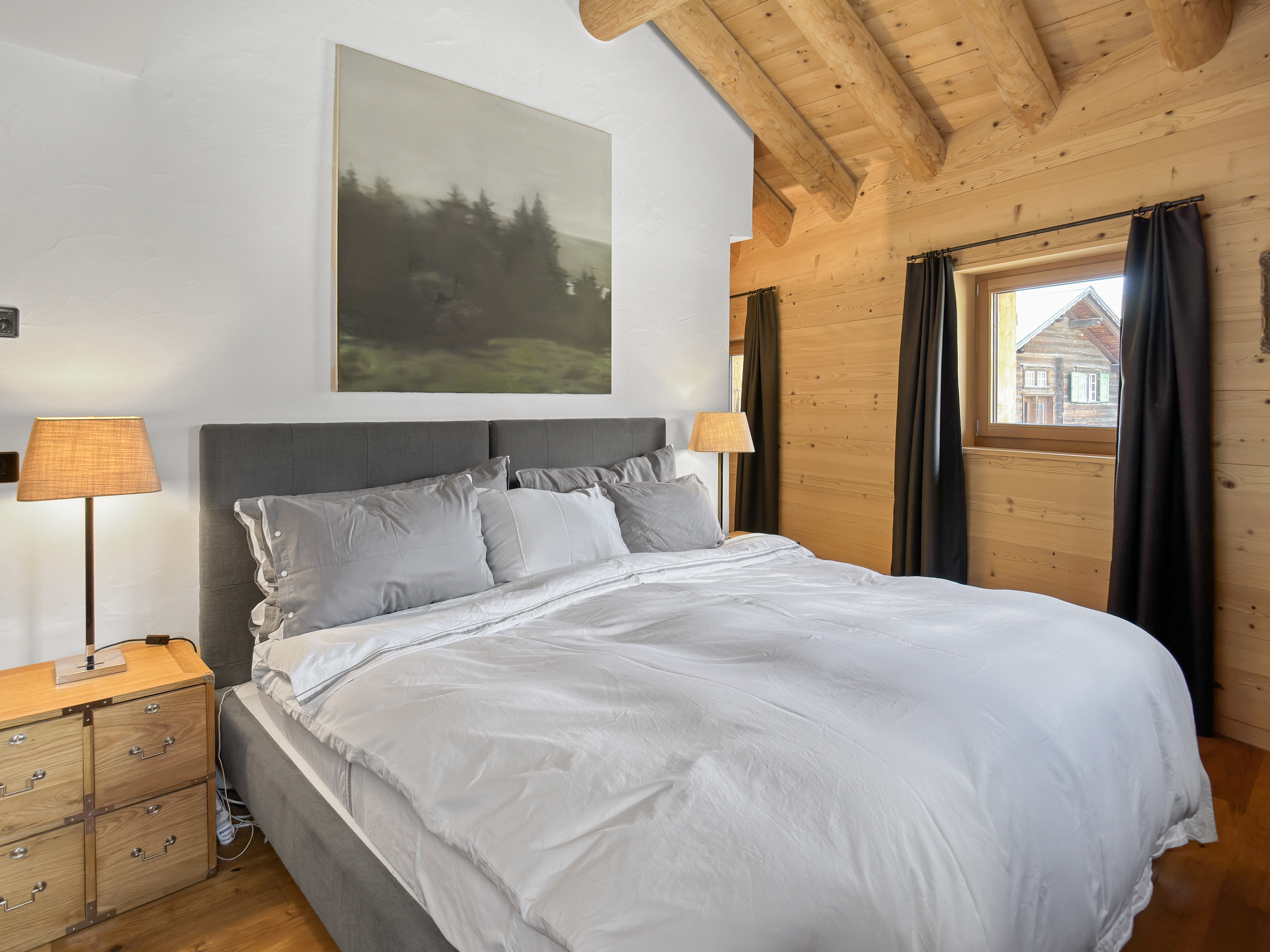 Gemütliches Schlafzimmer mit Holzdecke