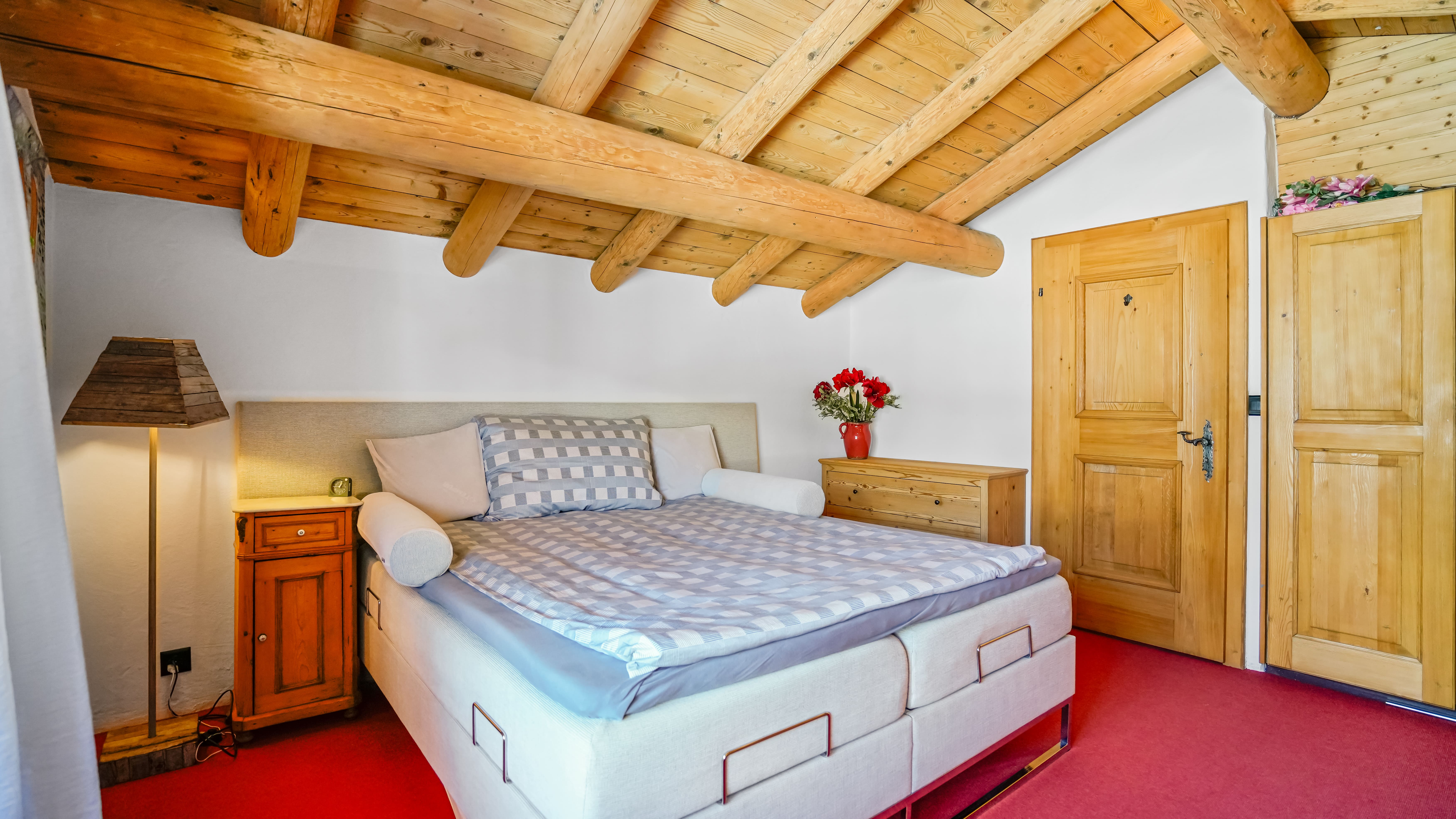 Gemütliches Schlafzimmer mit Holzbalken