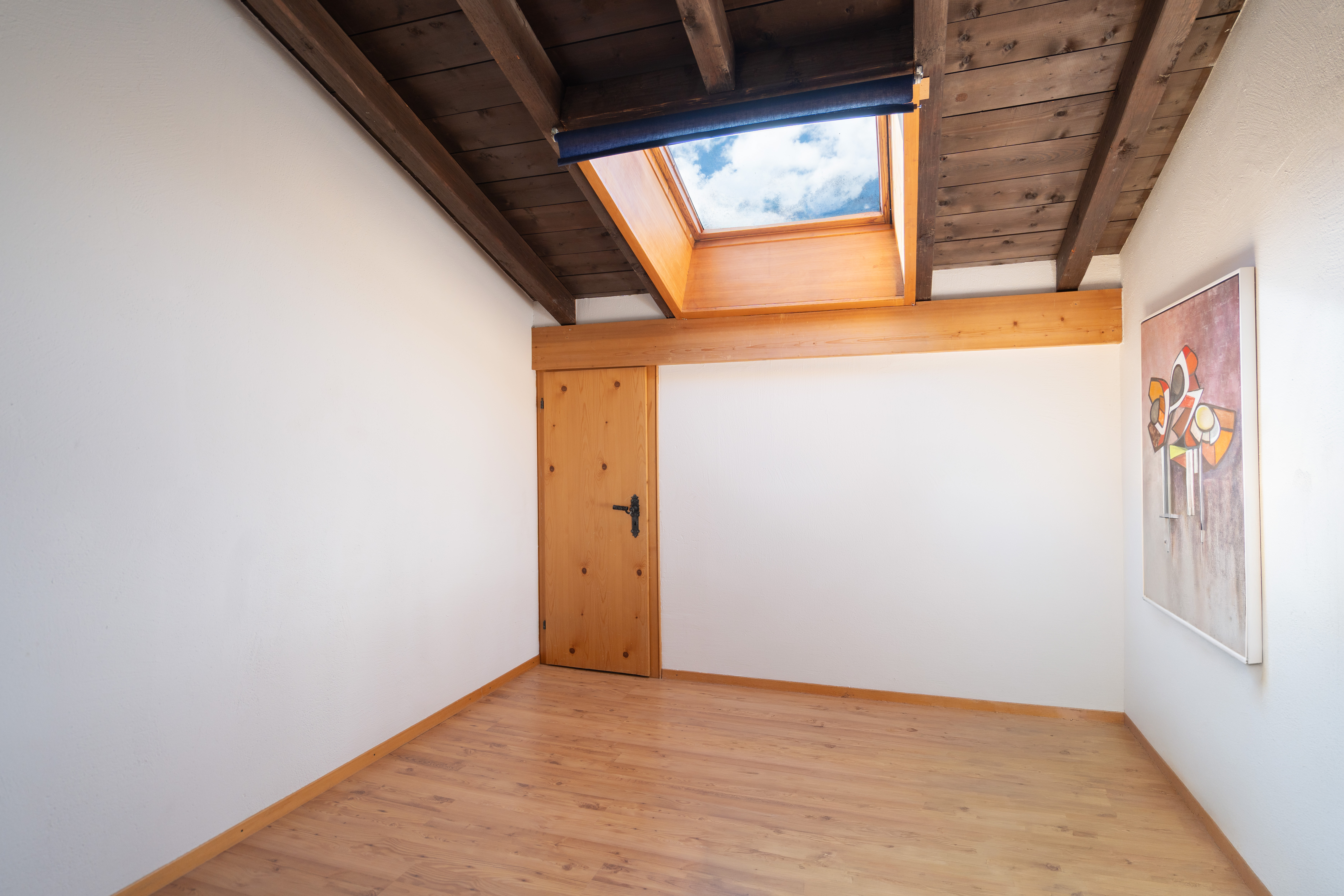Dachgeschosszimmer mit Dachfenster