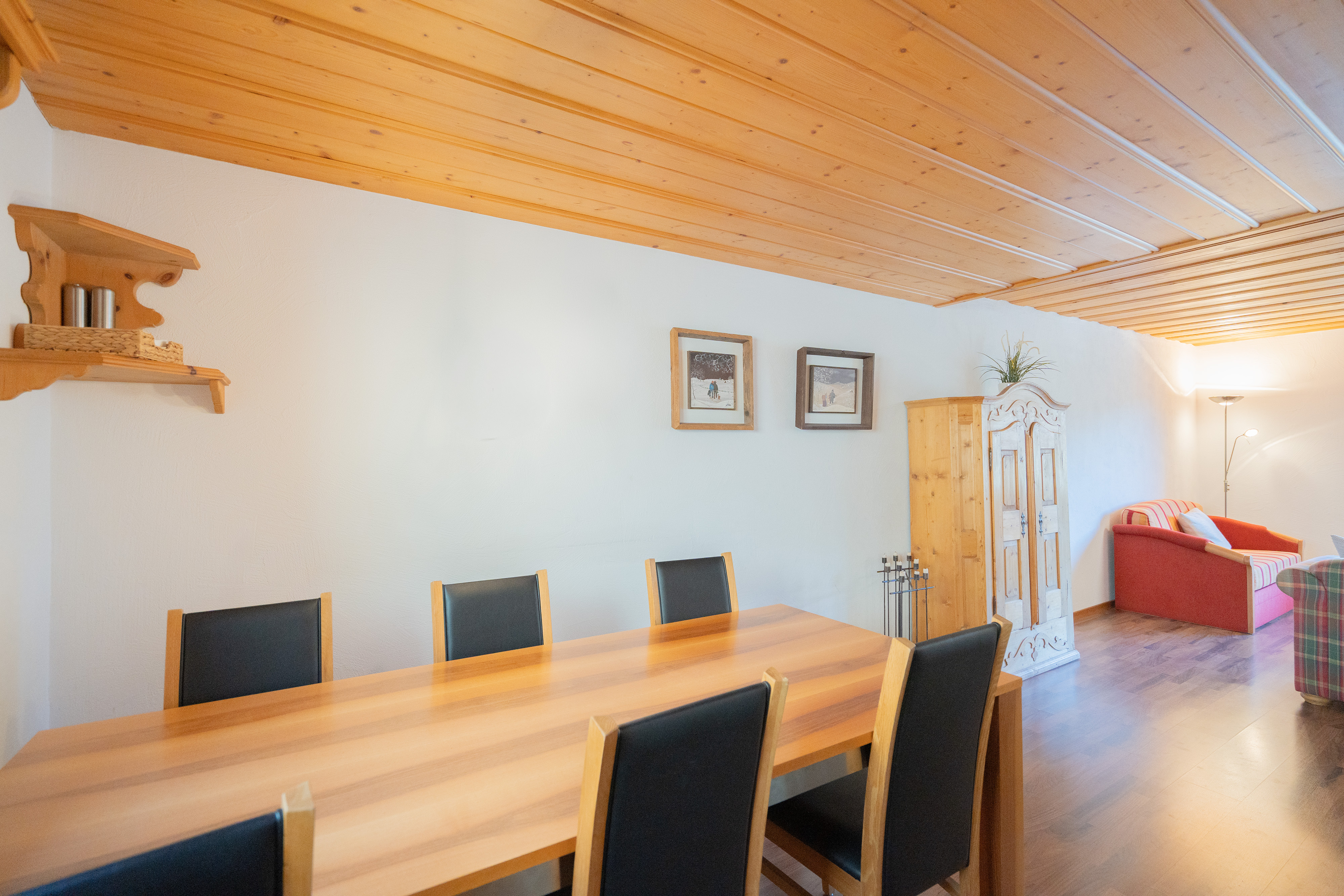Esszimmer mit Holzbalkendecke