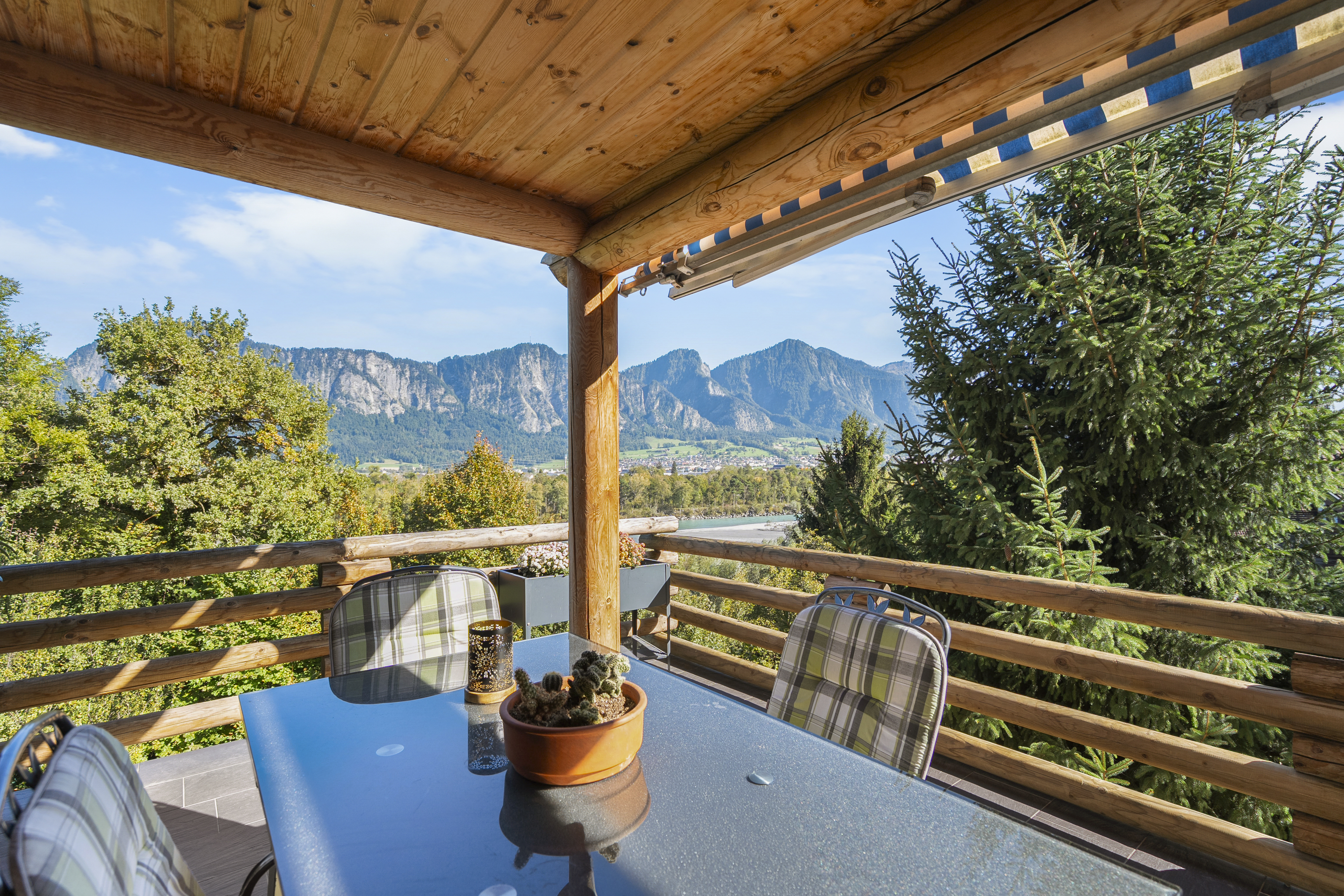 Balkon mit Bergblick