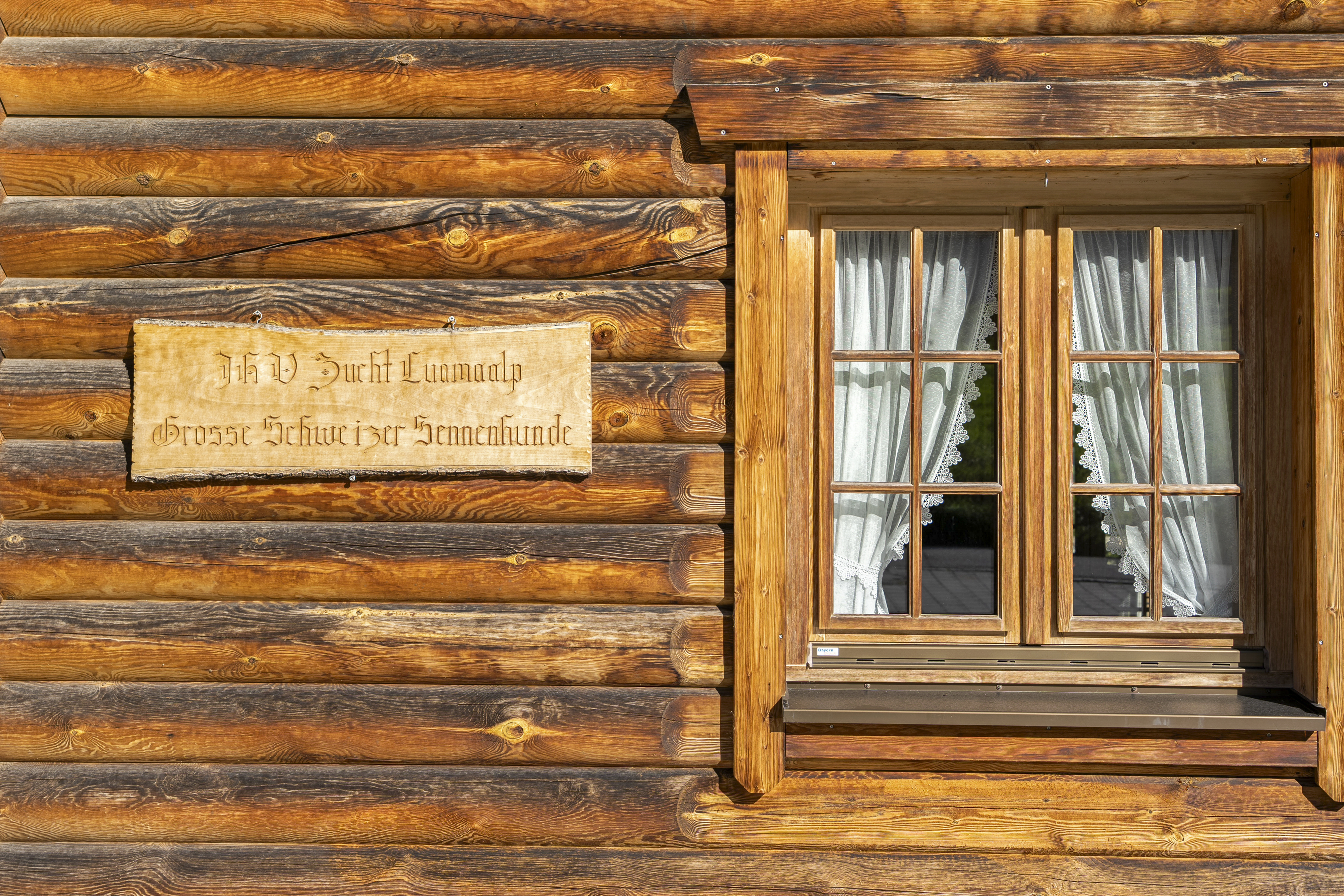 Traditionelle Holzhütte mit Fenster