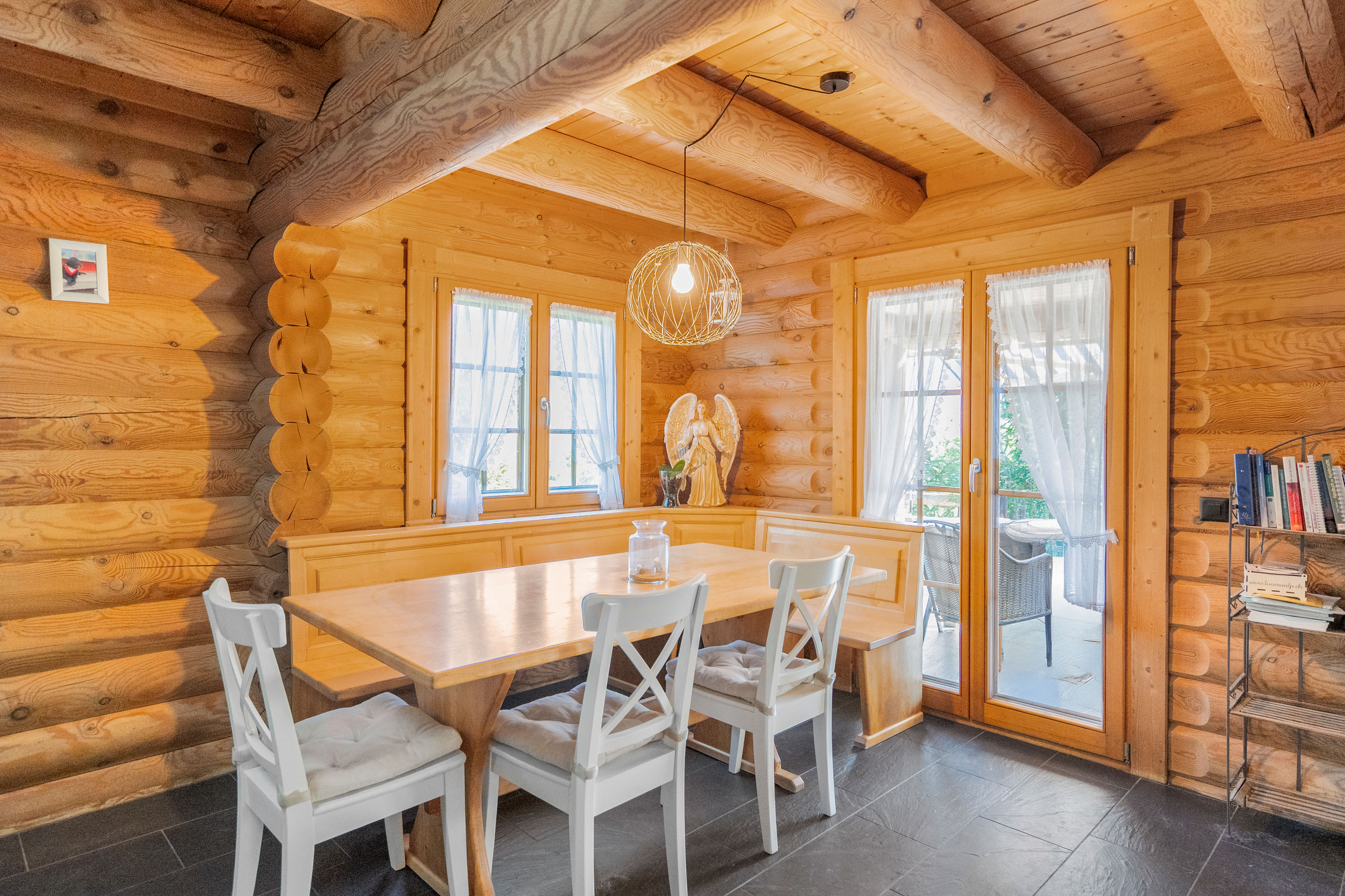 Gemütlicher Essbereich in einer Holzblockhütte