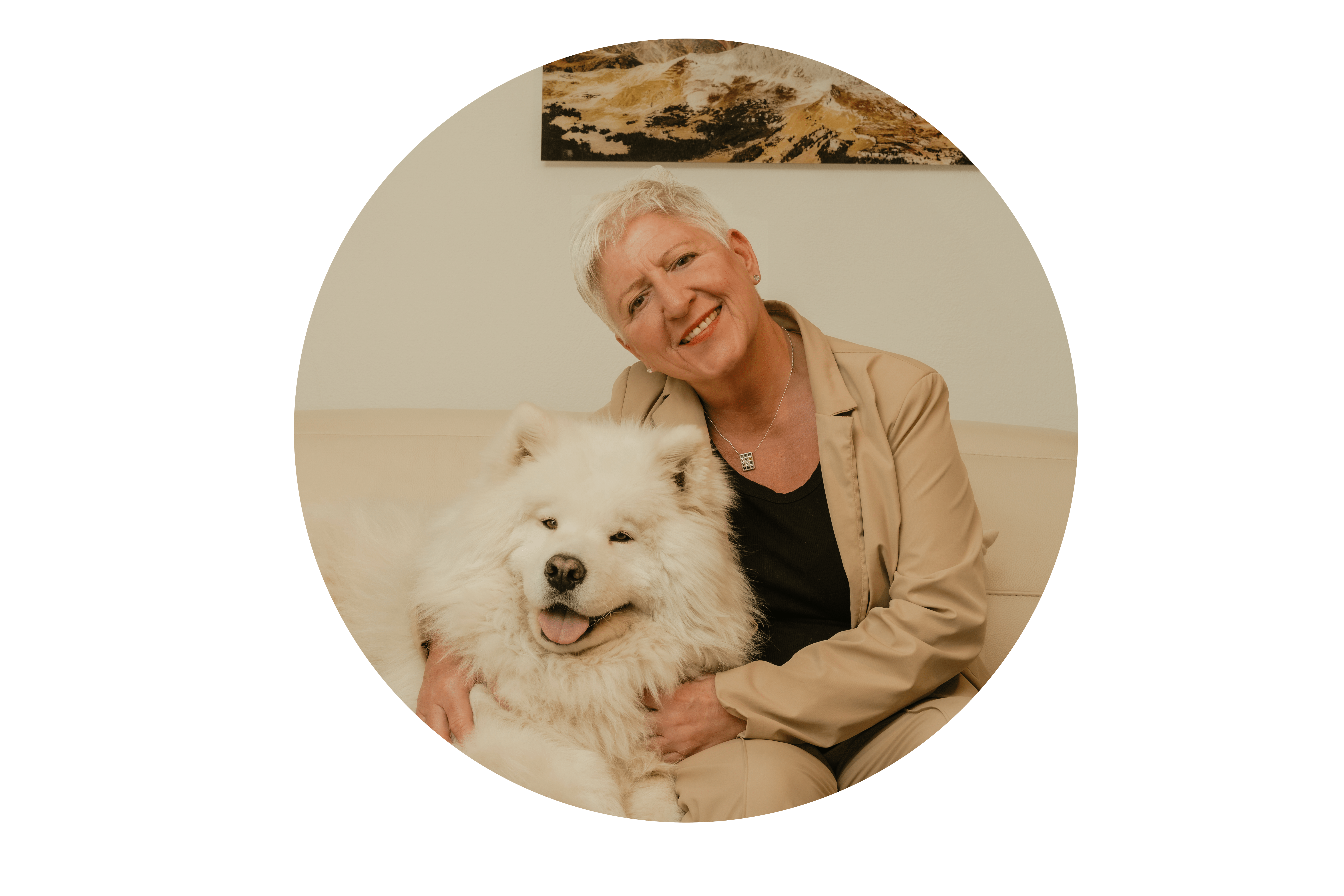 Person mit Hund auf Sofa