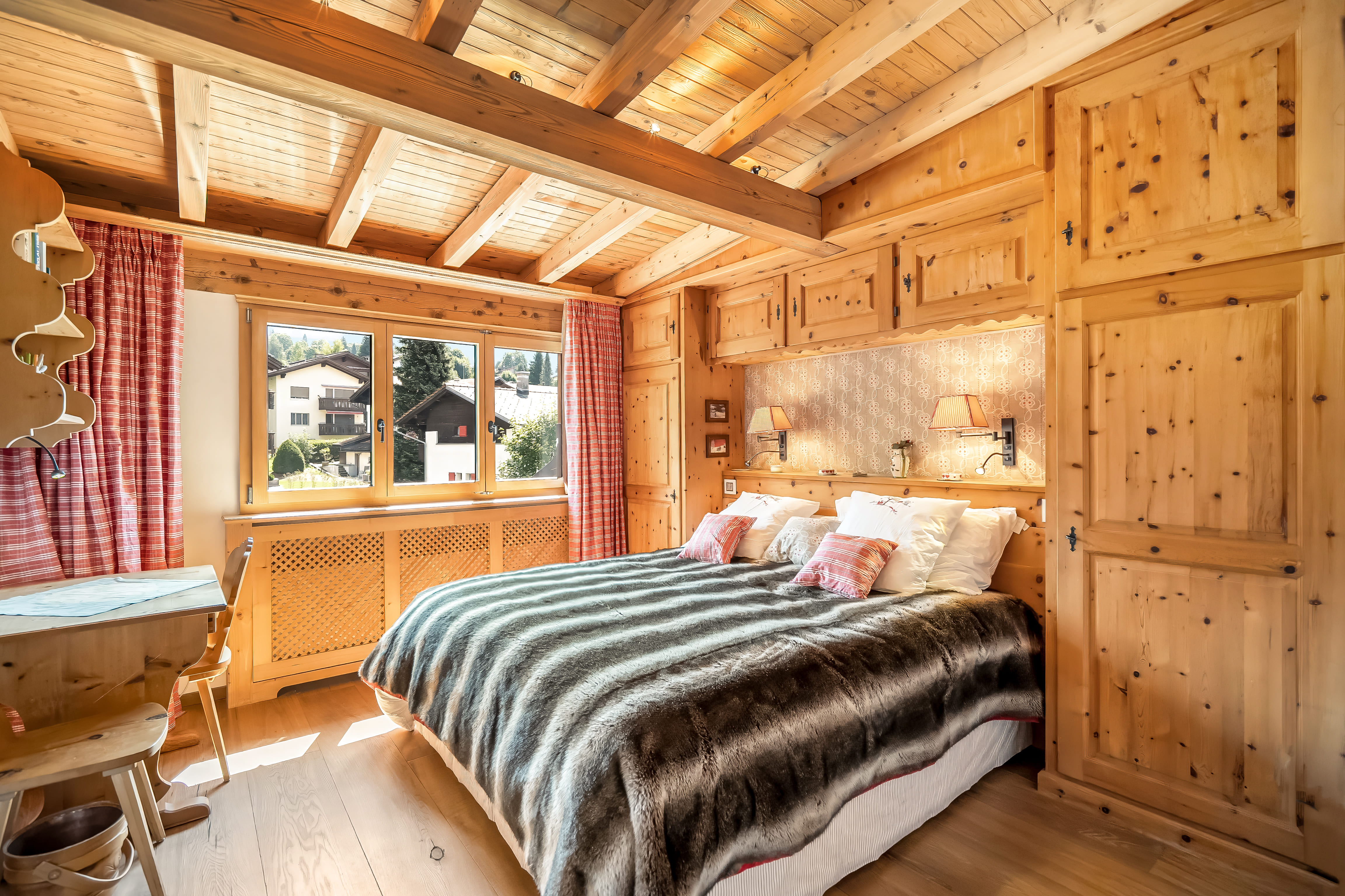 Gemütliches Chalet-Schlafzimmer mit viel Holz