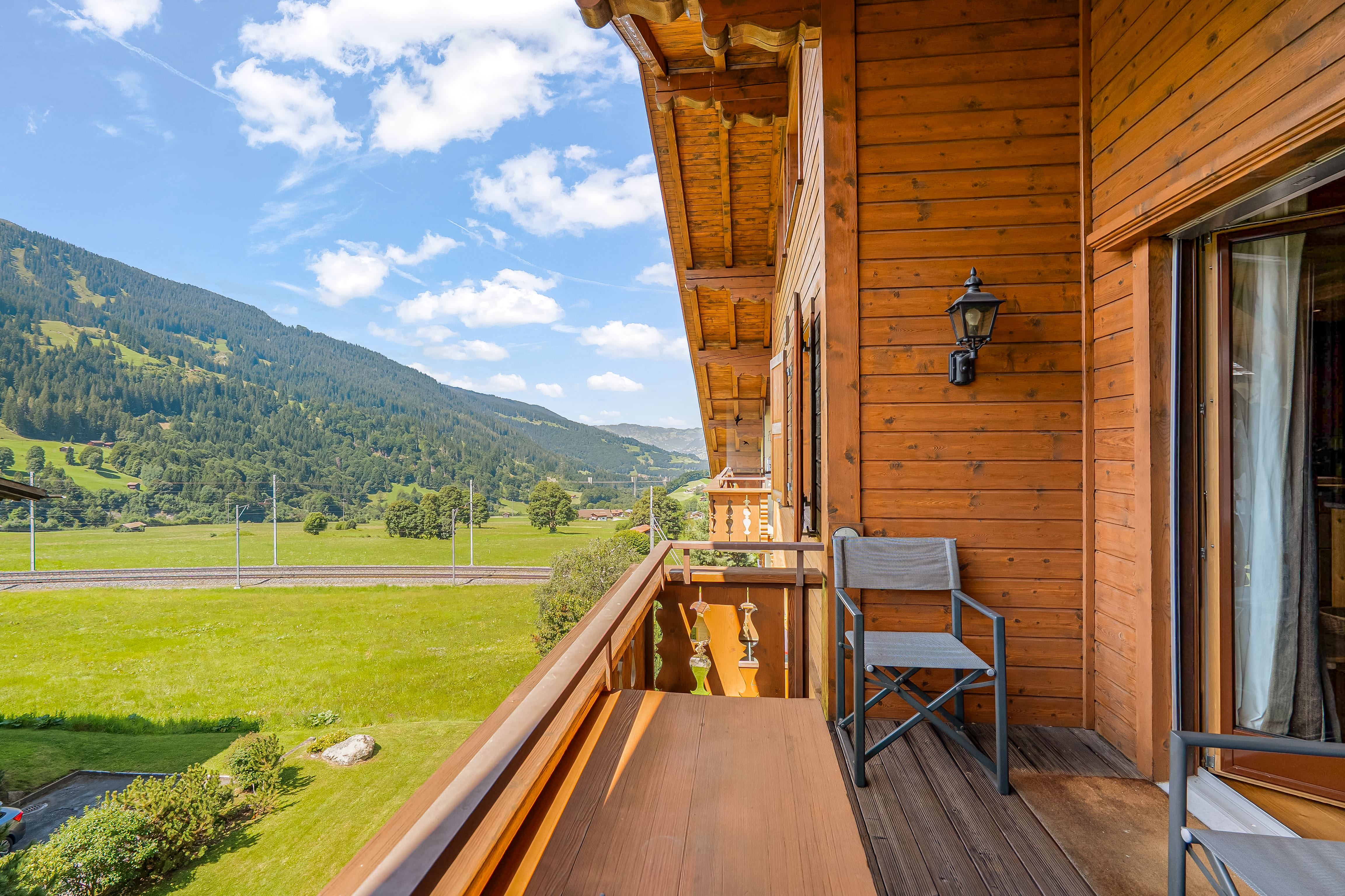 Holzbalkon mit Bergblick