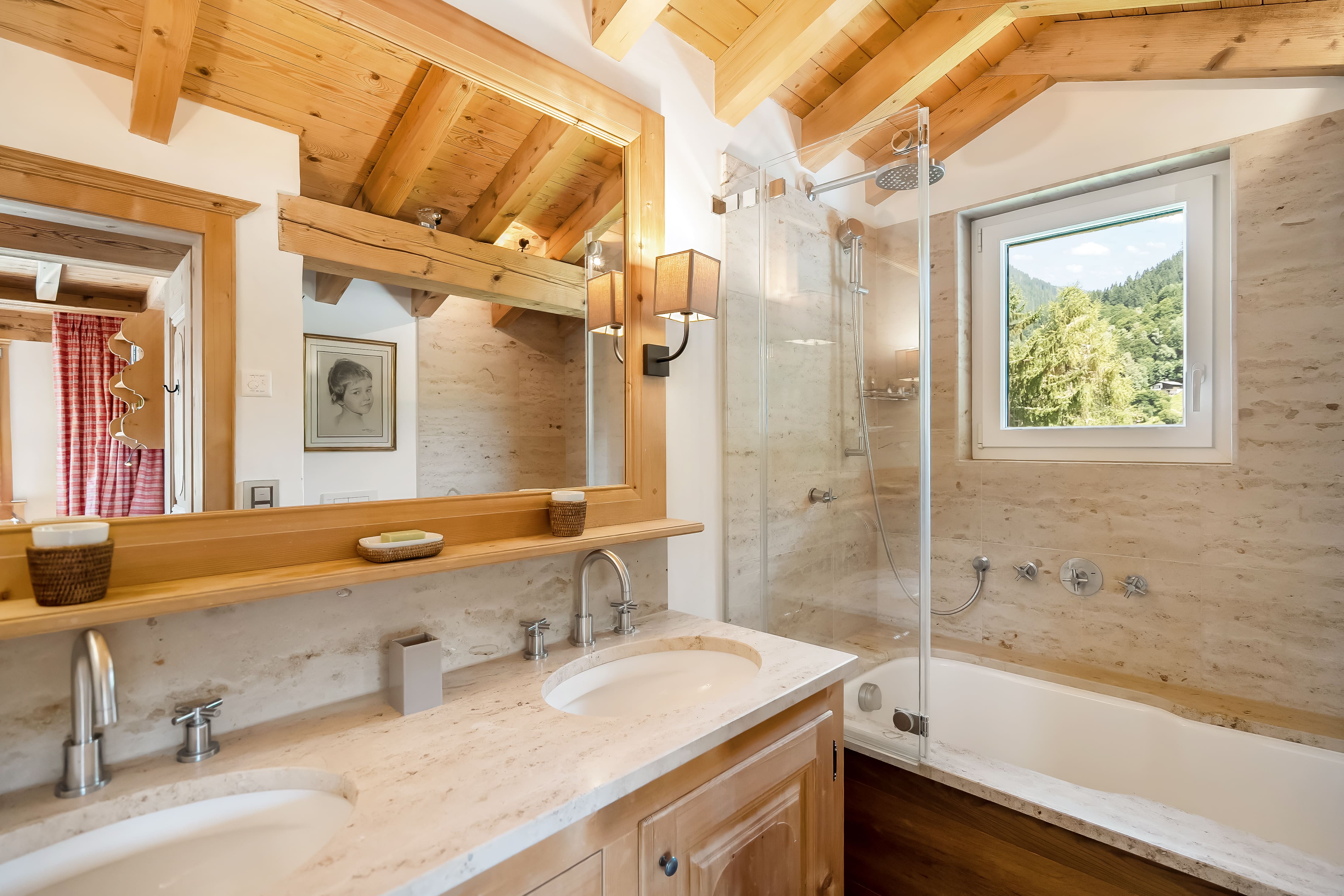 Helles Badezimmer mit Holzdecke und Bergblick