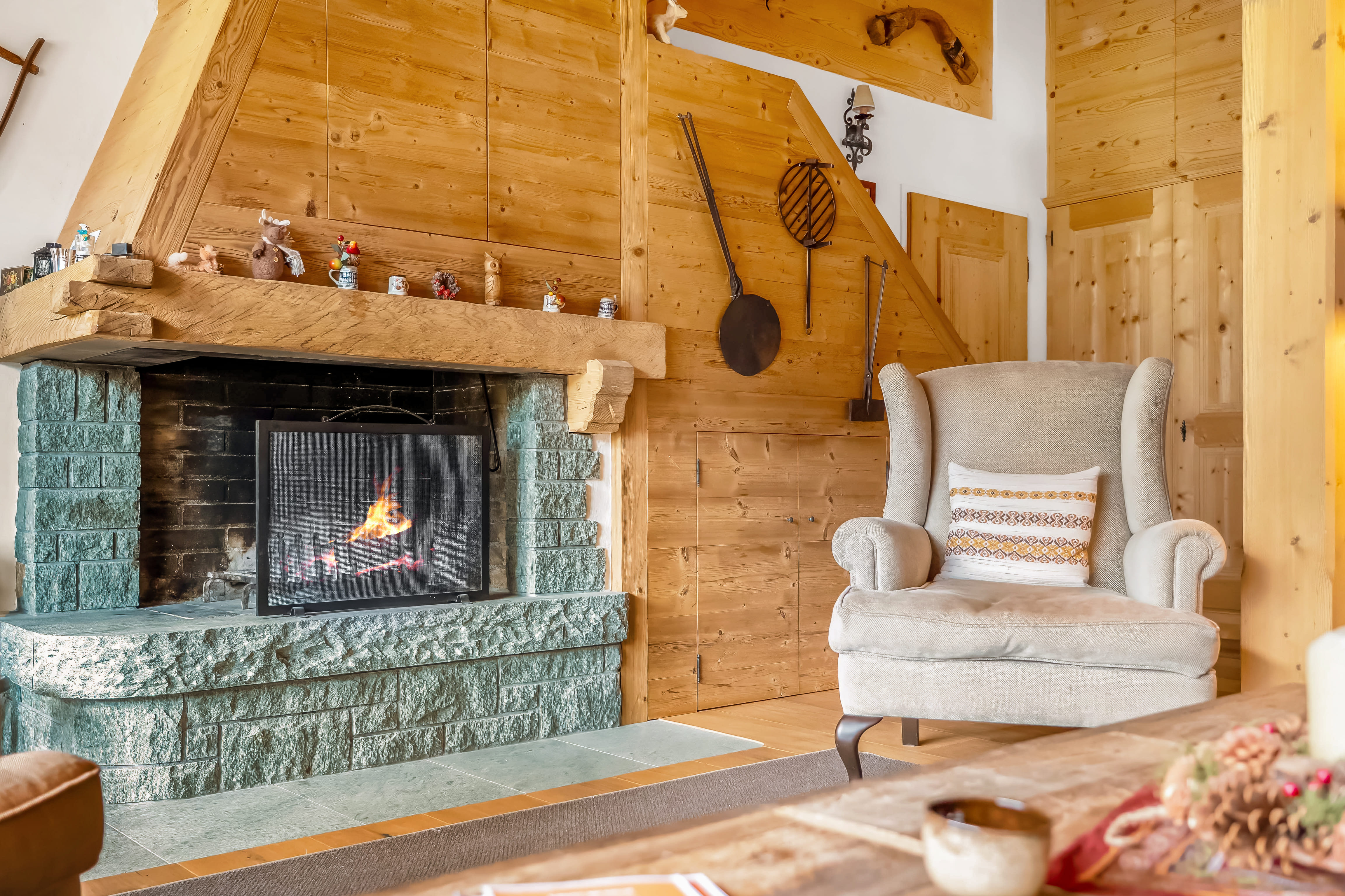Gemütliches Chalet-Wohnzimmer mit Kamin