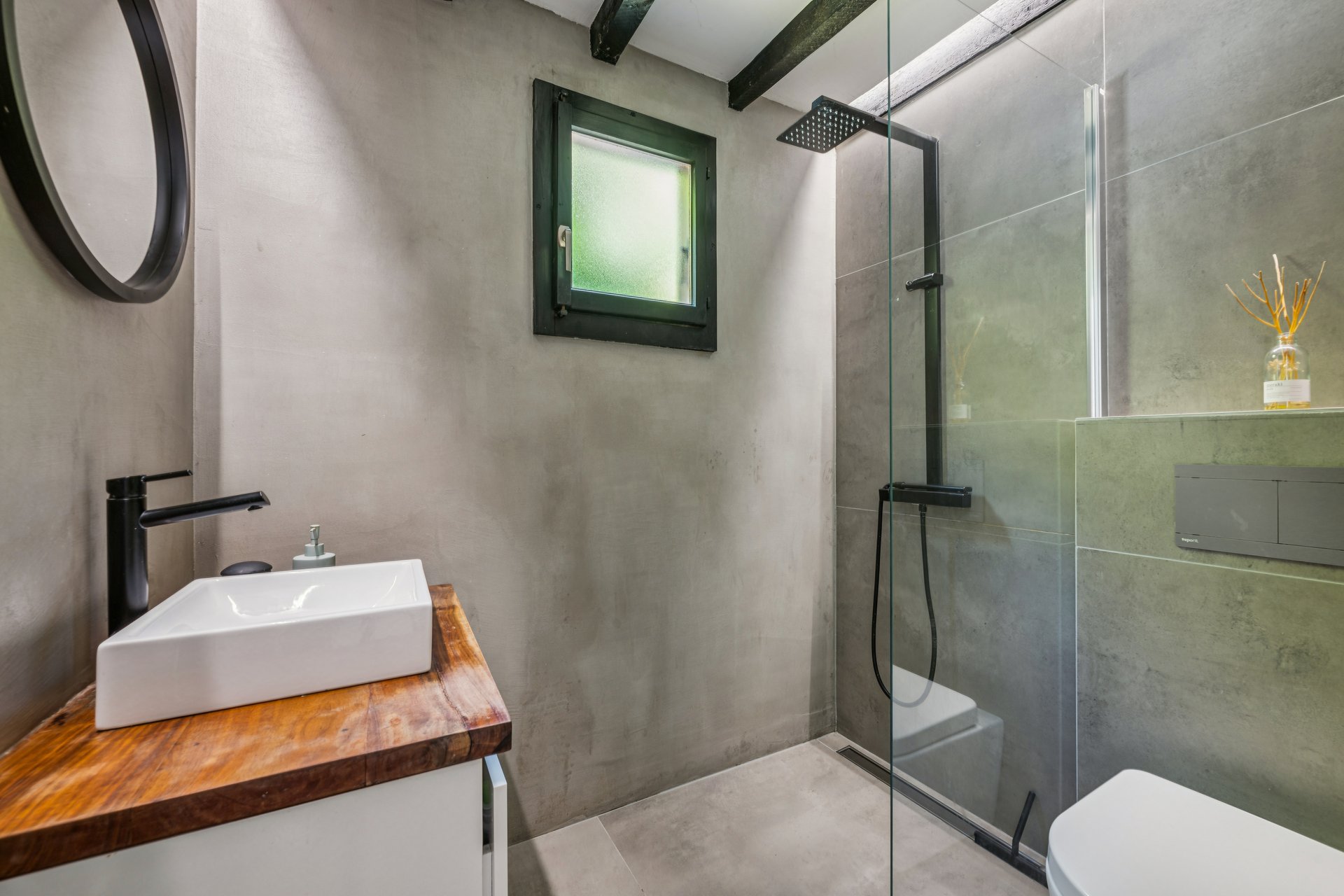 Modernes Duschbad mit Waschbecken