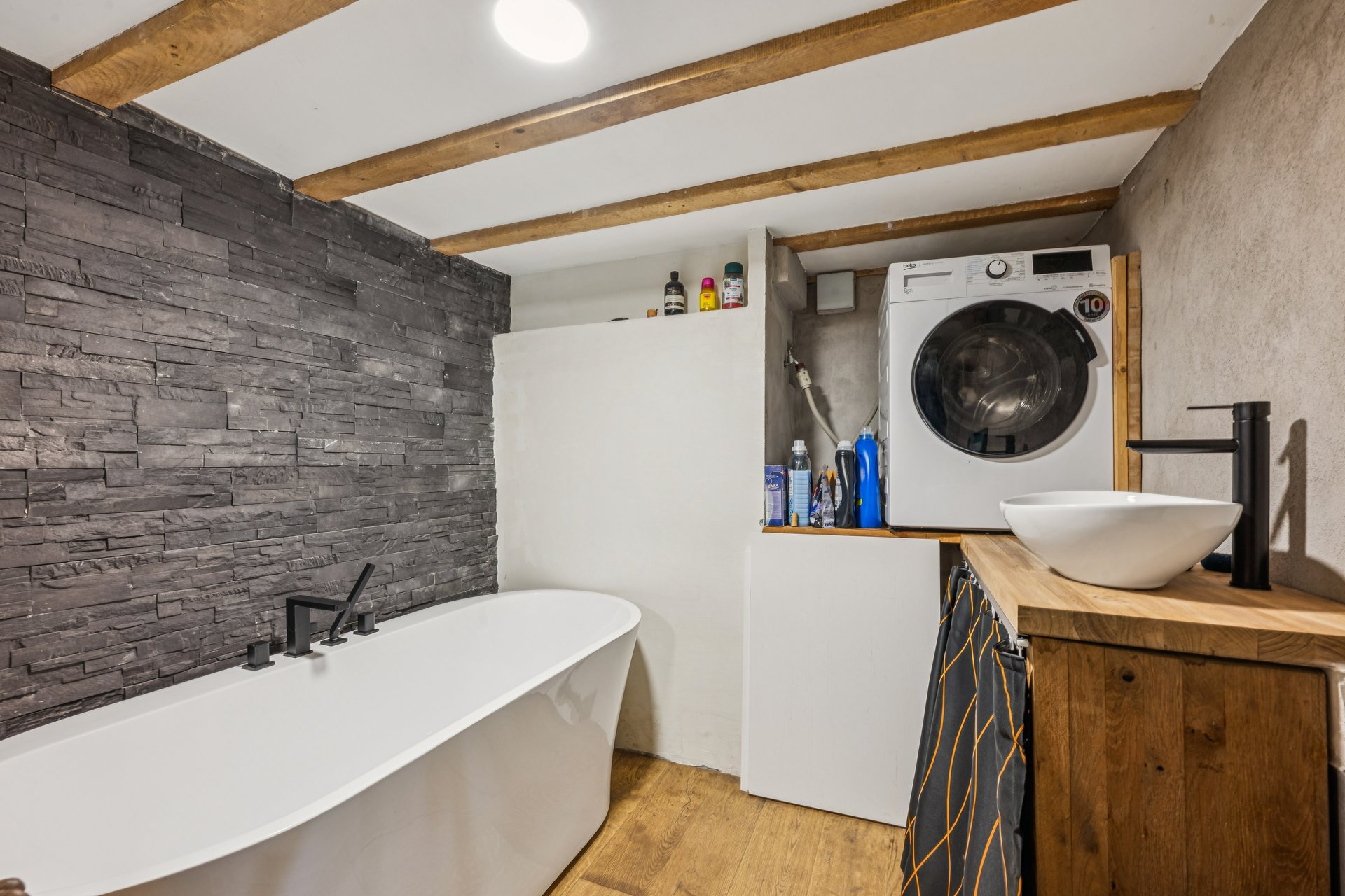Modernes Badezimmer mit Badewanne und Waschtisch