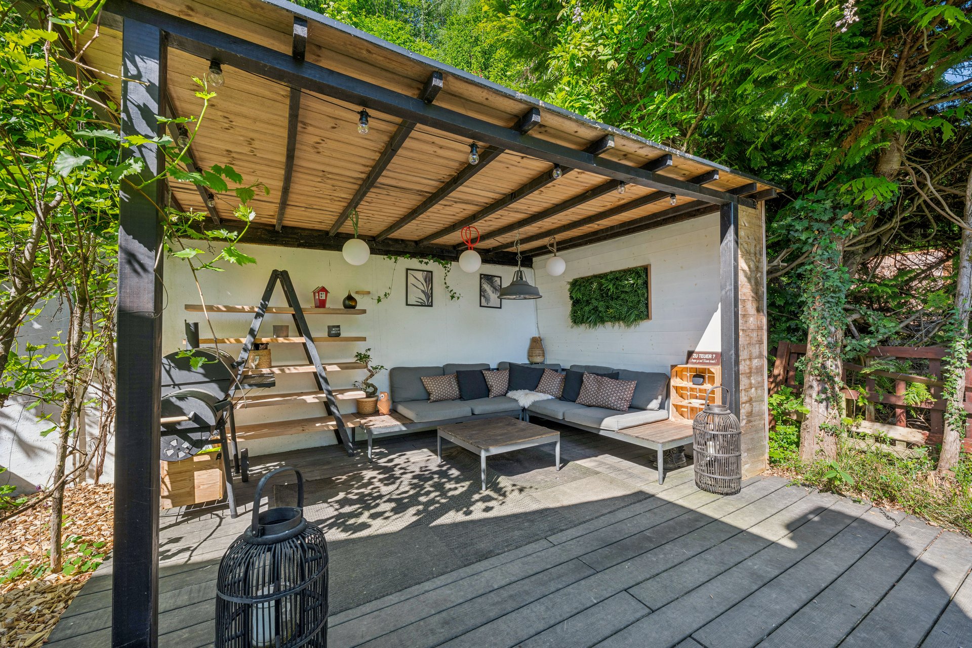 Überdachte Gartenterrasse mit Lounge