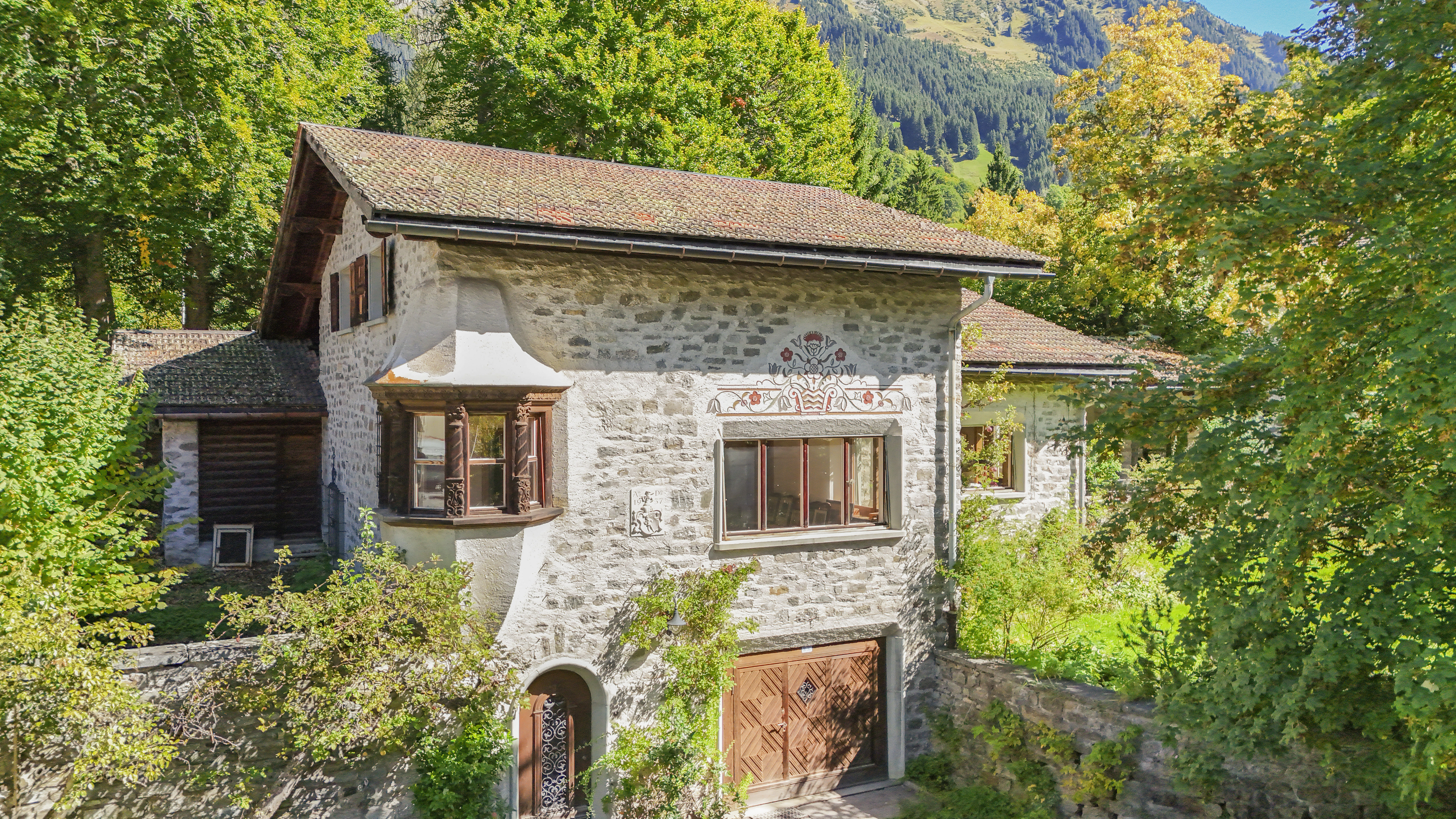 Historisches Steinhaus in alpiner Lage