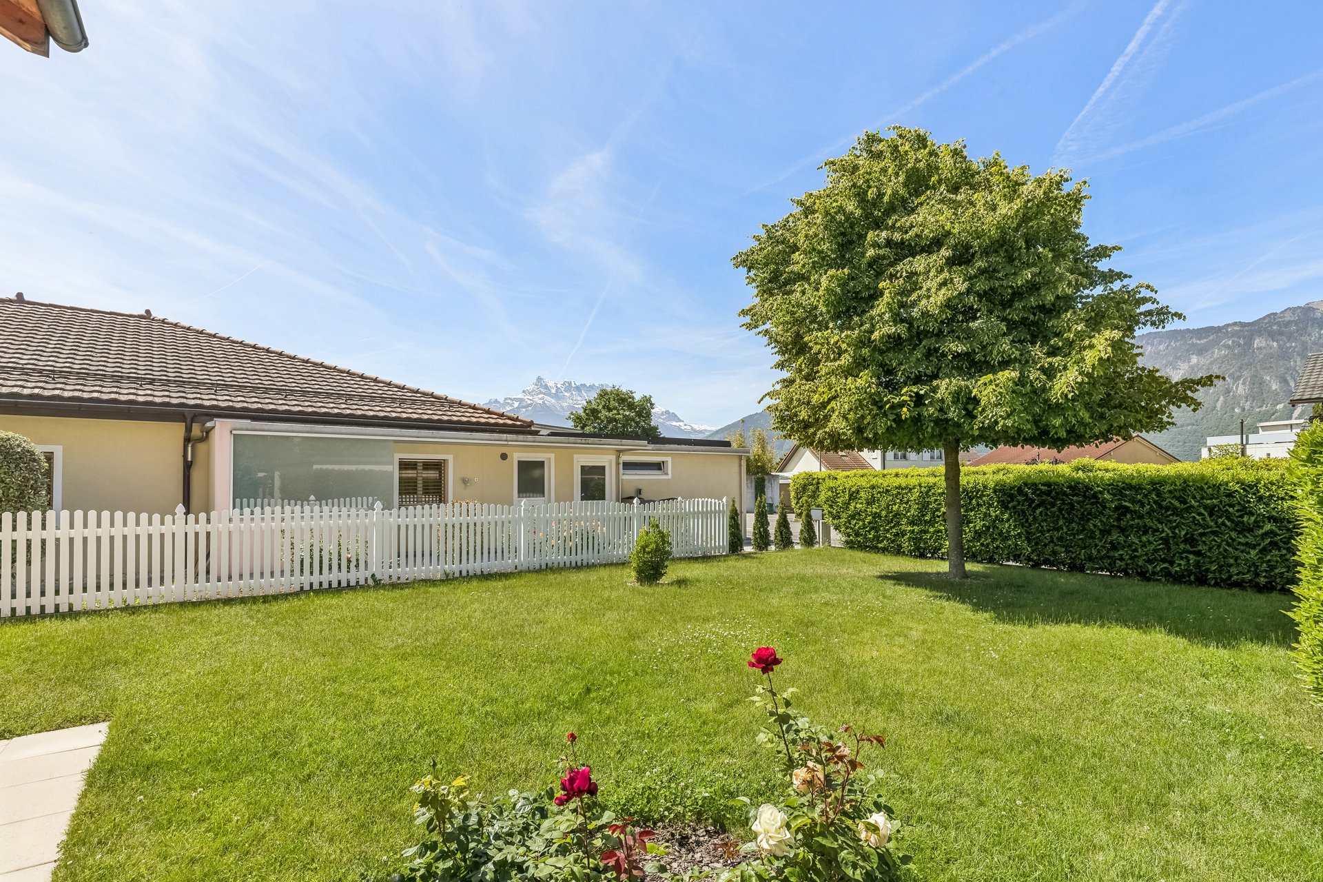 Garten mit Haus und Bergblick