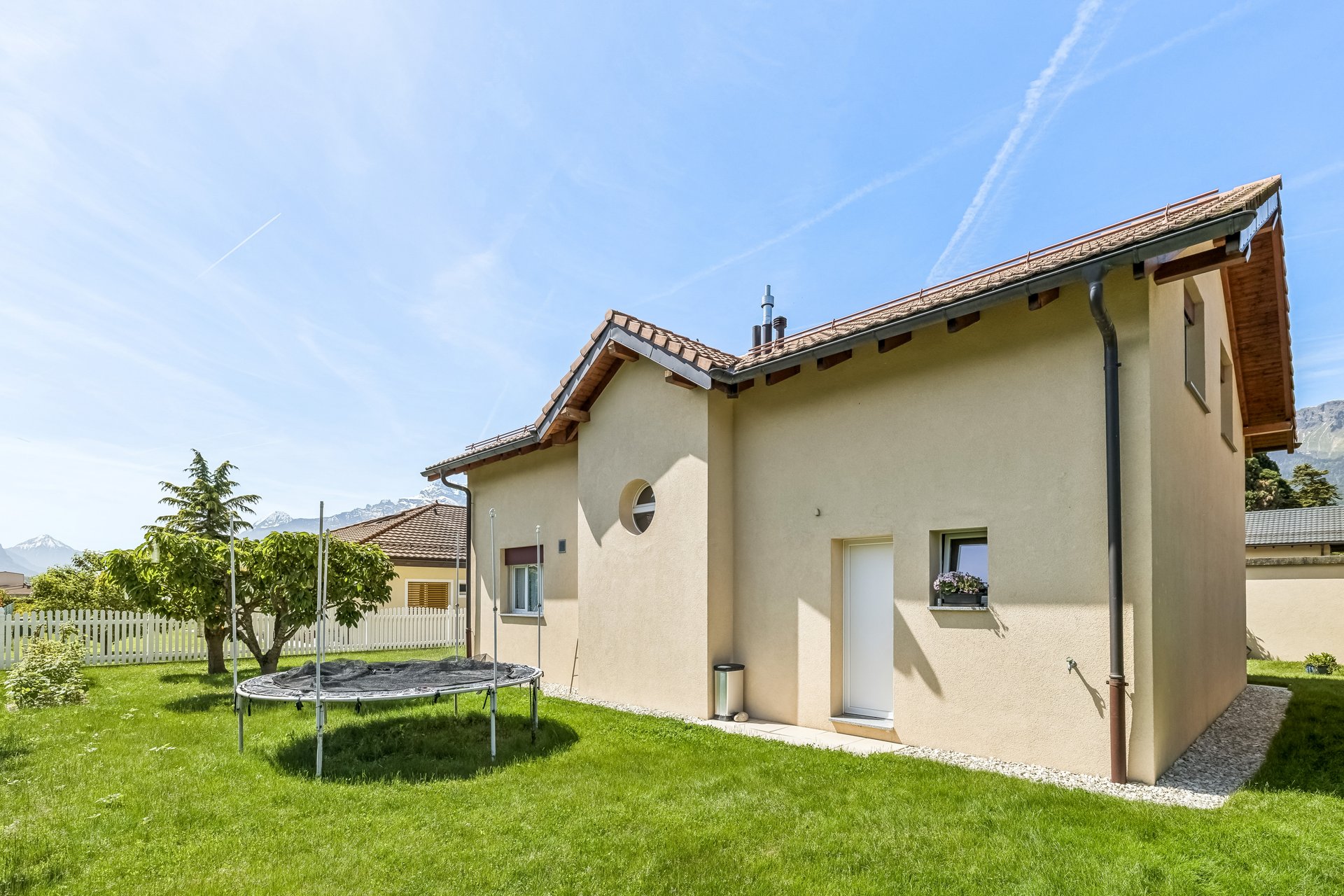 Einfamilienhaus mit Garten und Bergblick