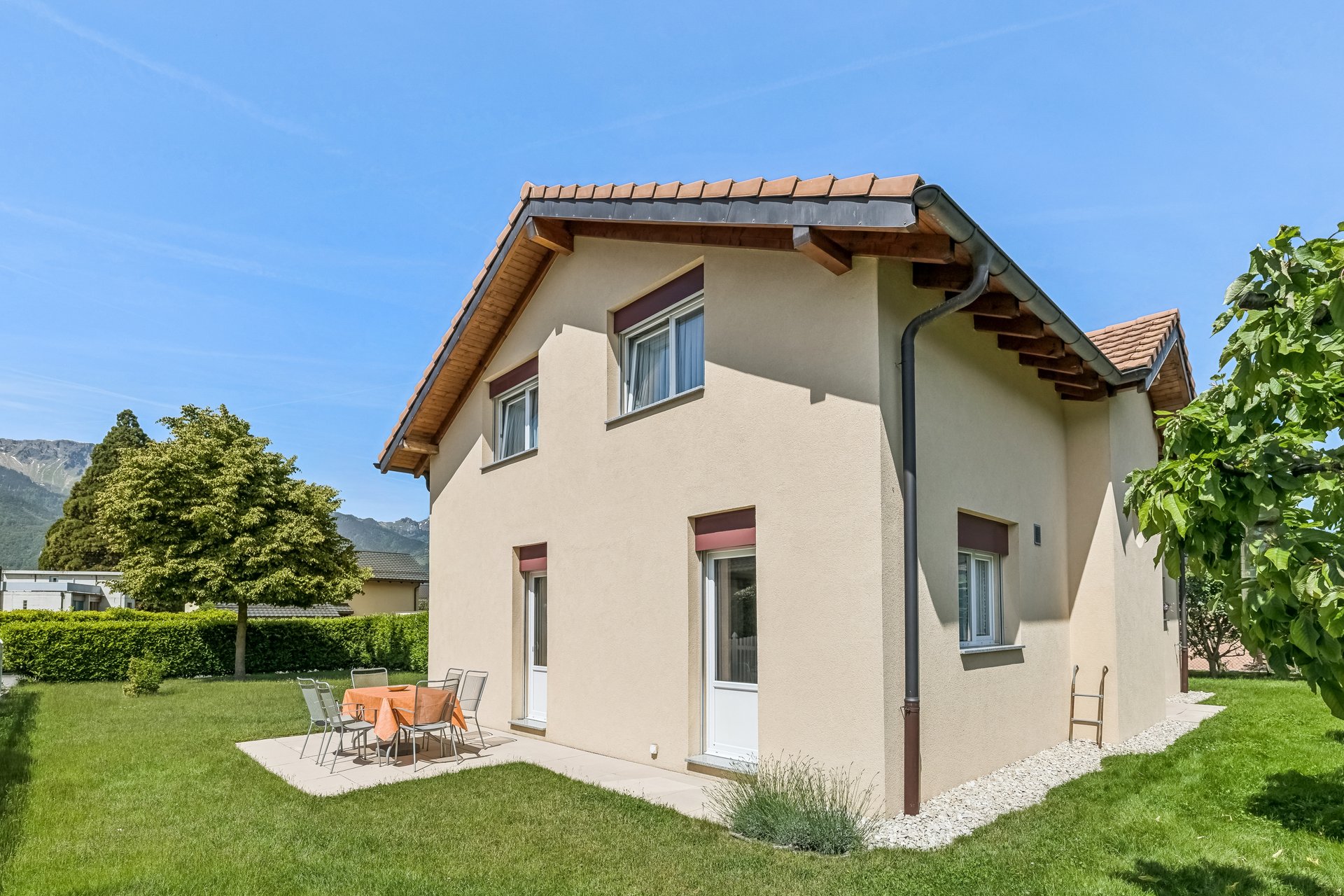Freistehendes Haus mit Garten und Bergblick
