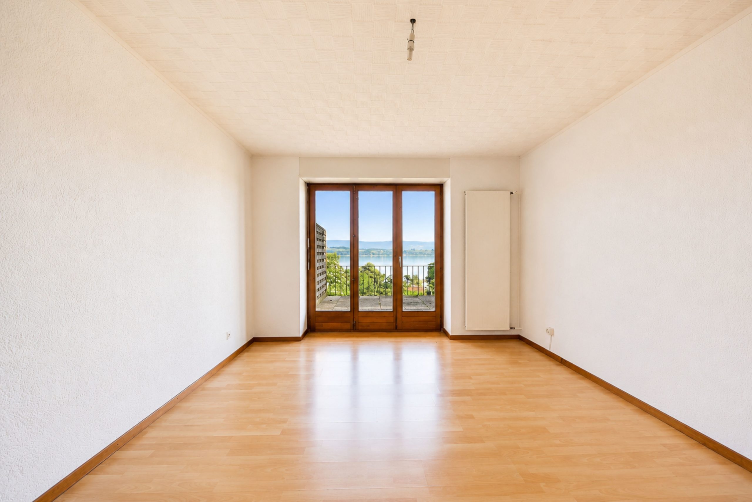 Leerer Raum mit Seeblick