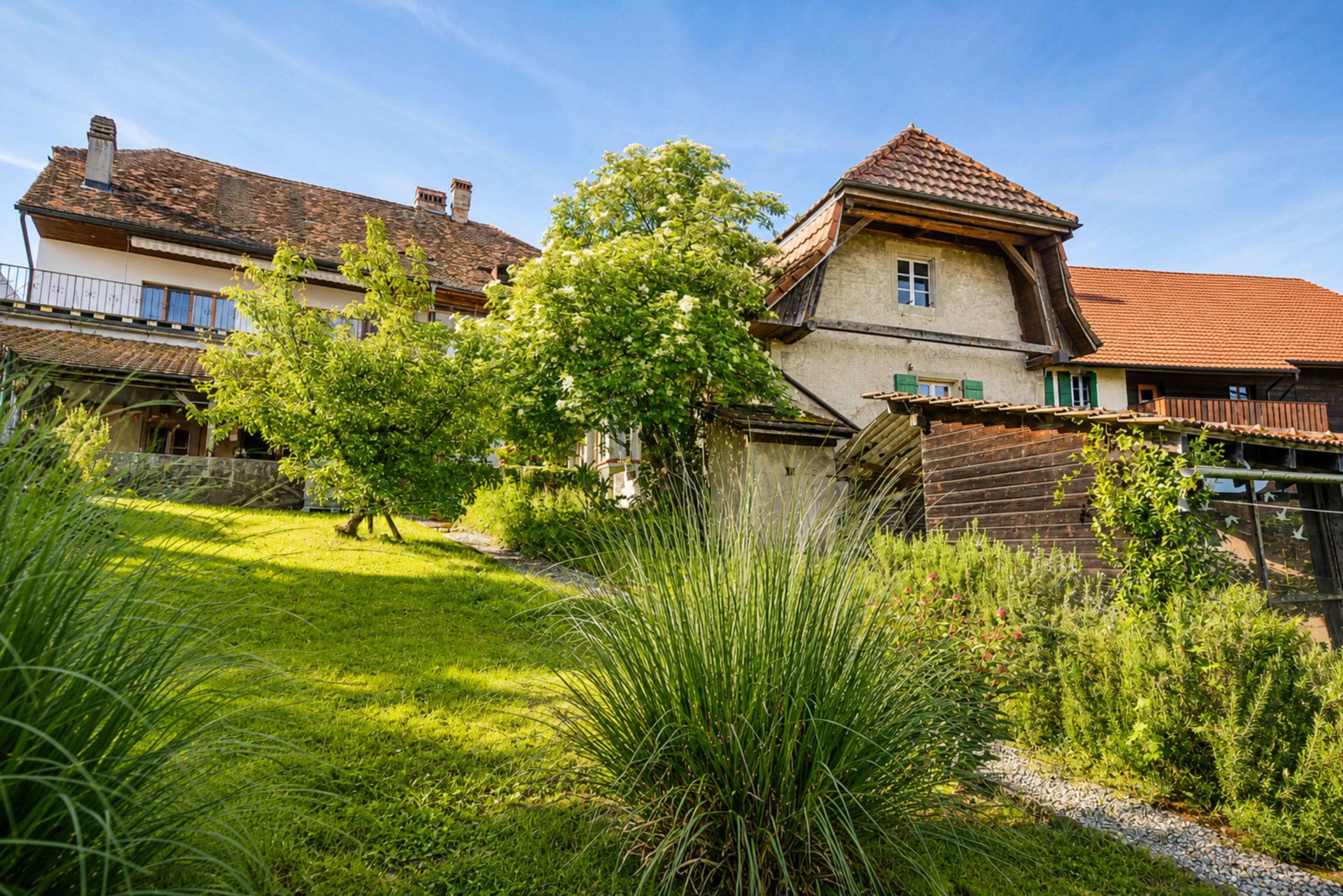 Ländliches Anwesen mit großen Dachflächen und Garten