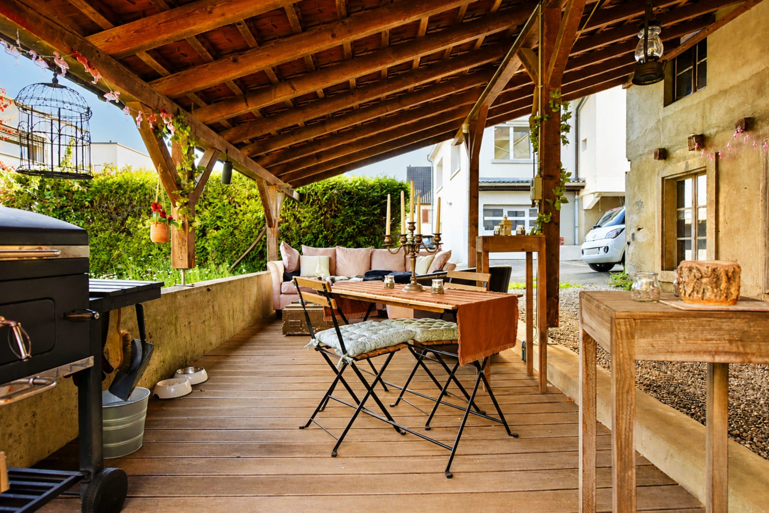 Überdachte Terrasse mit Gartenmöbeln
