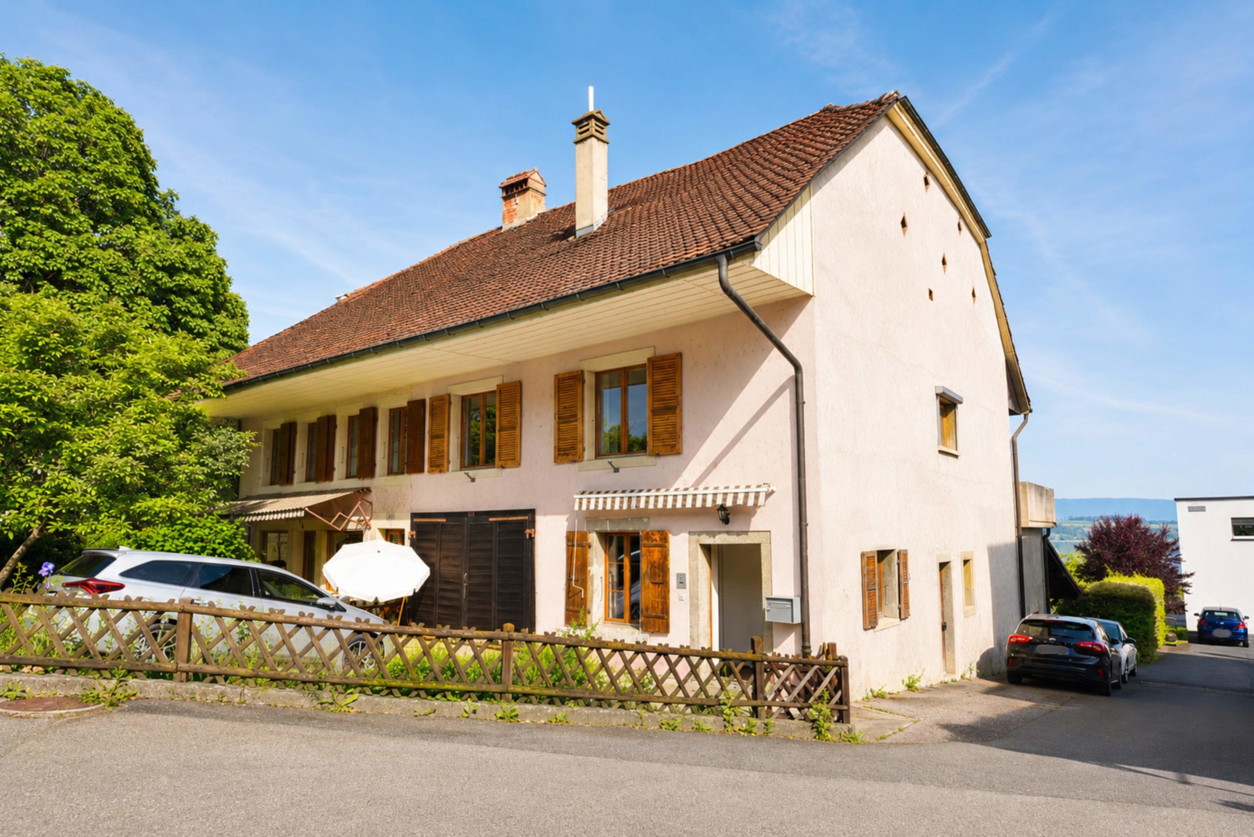 Außenansicht eines Einfamilienhauses mit Satteldach