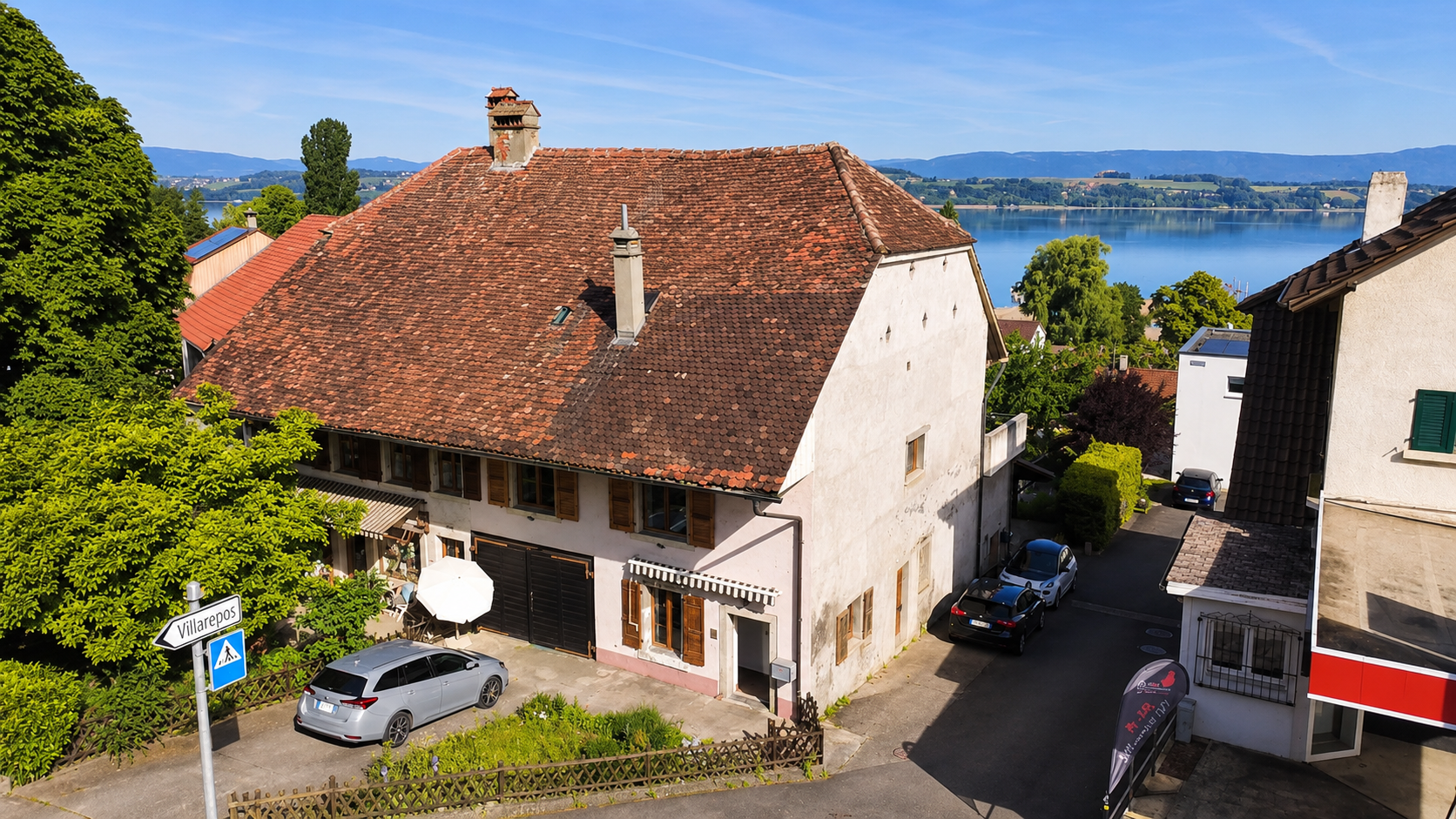 Haus am See mit traditionellem Ziegeldach