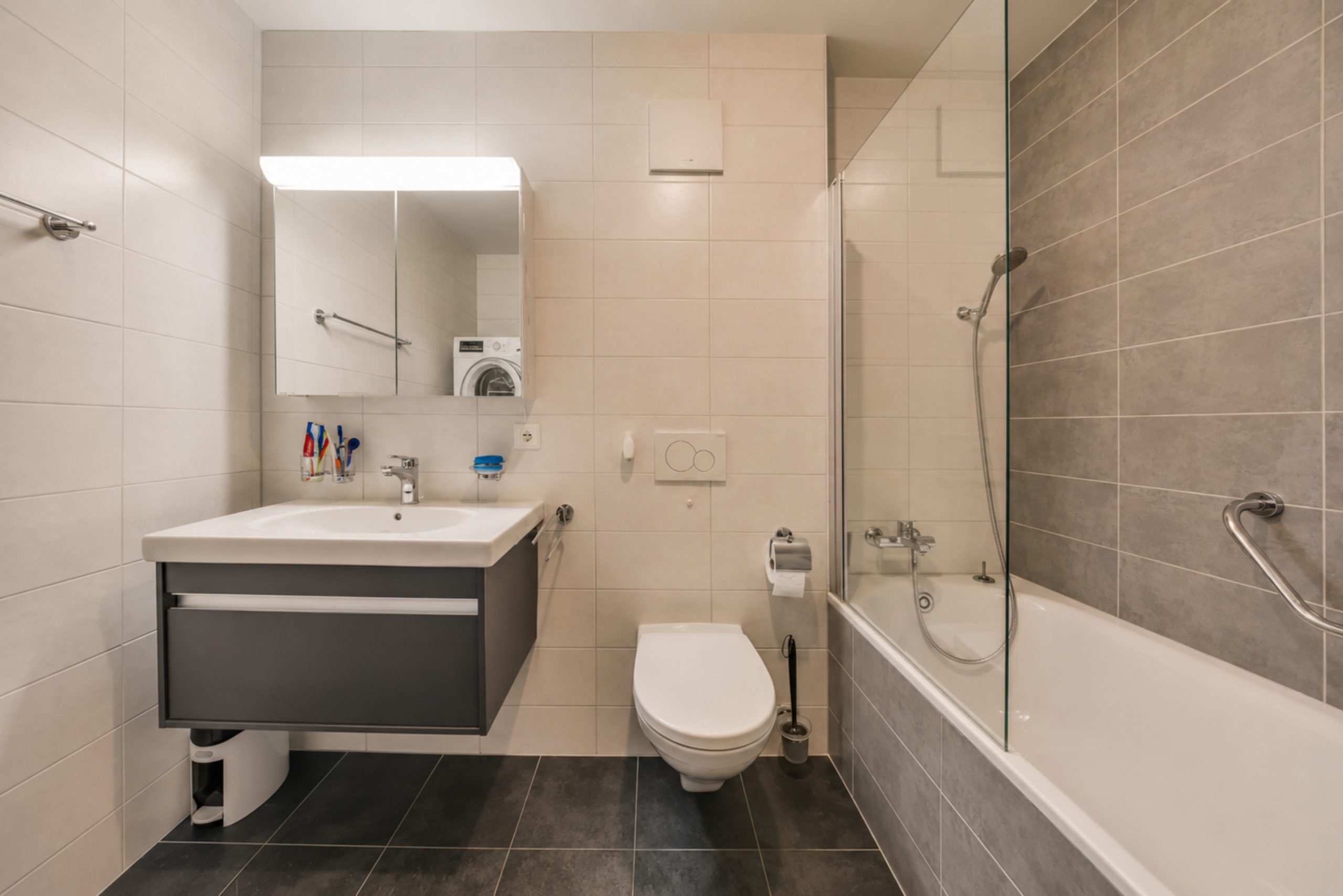 Modernes Badezimmer mit Badewanne und Dusche